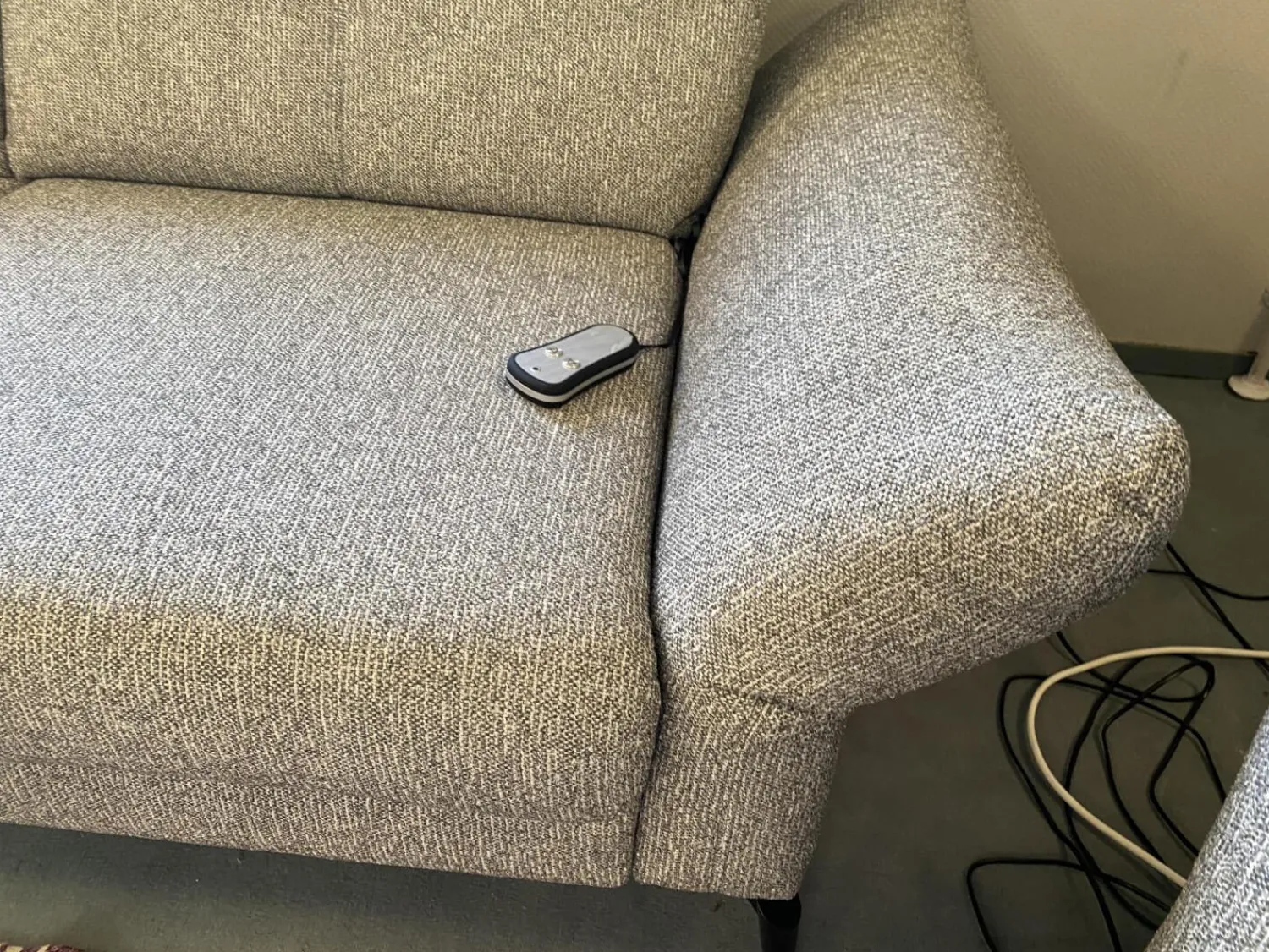 Fischer und Schreiner Polstergruppen|Polstergruppe Chiemsee Stoff Camo Granit Grau Fuß Metall Schwarz Mit Elektrischer Sitztiefenverstellung Und Relaxfunktion