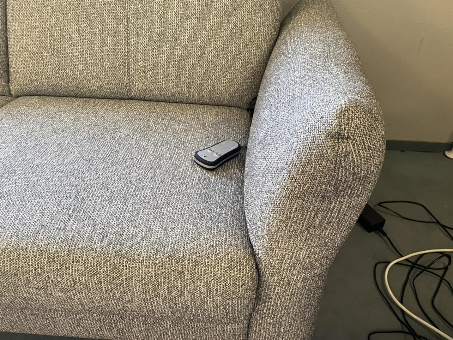 Fischer und Schreiner Polstergruppen|Polstergruppe Chiemsee Stoff Camo Granit Grau Fuß Metall Schwarz Mit Elektrischer Sitztiefenverstellung Und Relaxfunktion