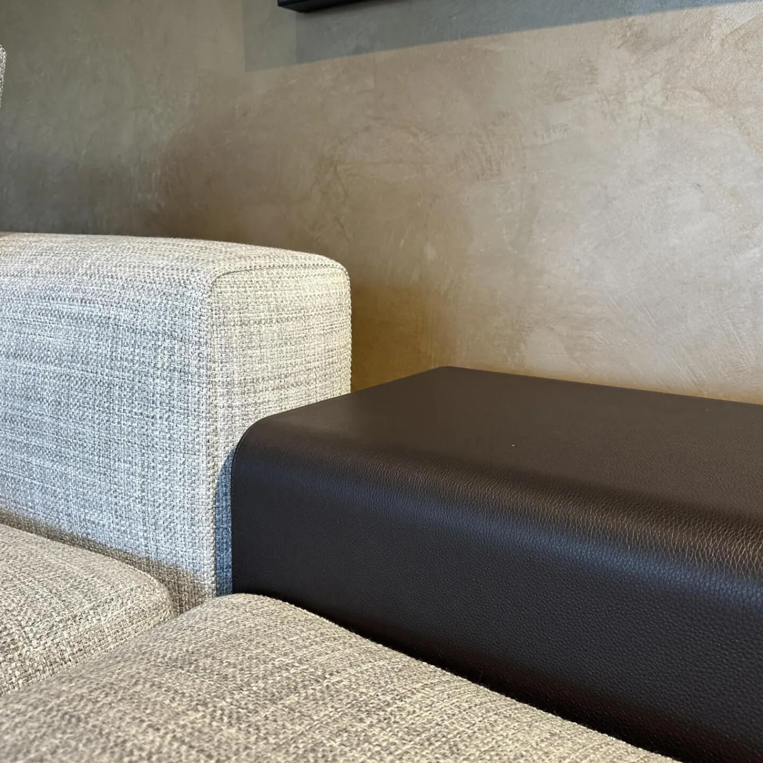 Minotti Wohnlandschaften|Polstergruppe Connery Stoff Double 02 Ghiaccio Grau Ablage Leder Aspen Schwarz Mit Kissen