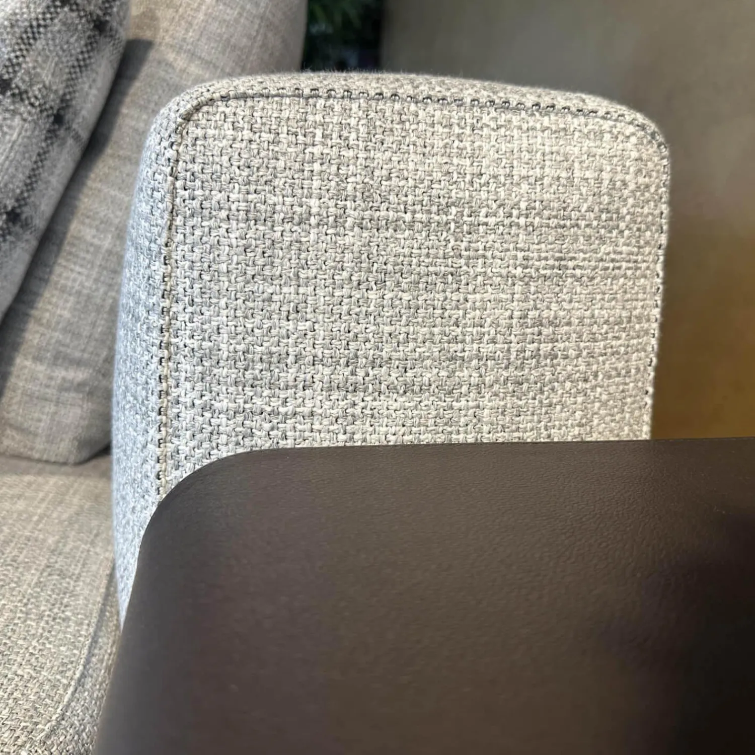 Minotti Wohnlandschaften|Polstergruppe Connery Stoff Double 02 Ghiaccio Grau Ablage Leder Aspen Schwarz Mit Kissen