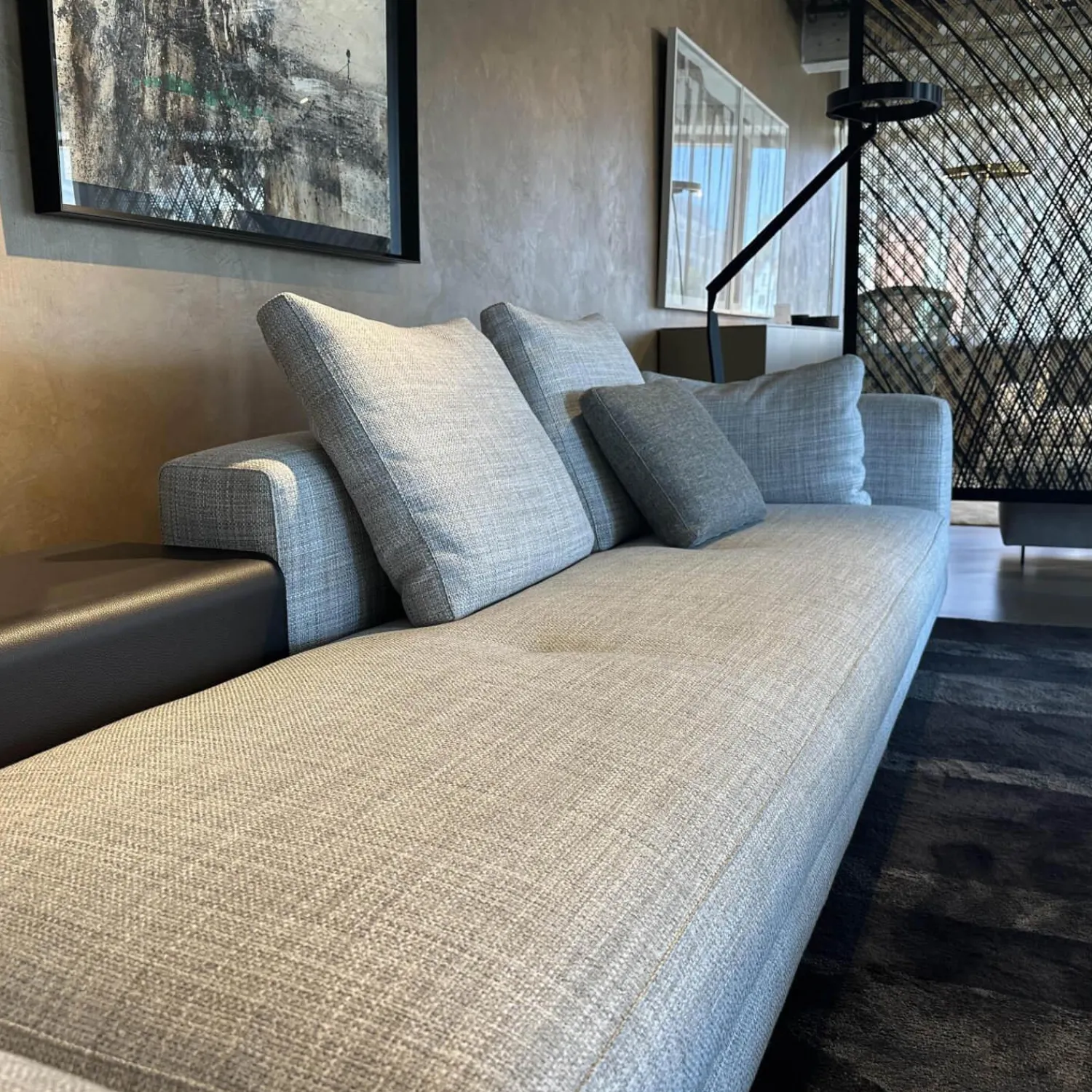 Minotti Wohnlandschaften|Polstergruppe Connery Stoff Double 02 Ghiaccio Grau Ablage Leder Aspen Schwarz Mit Kissen