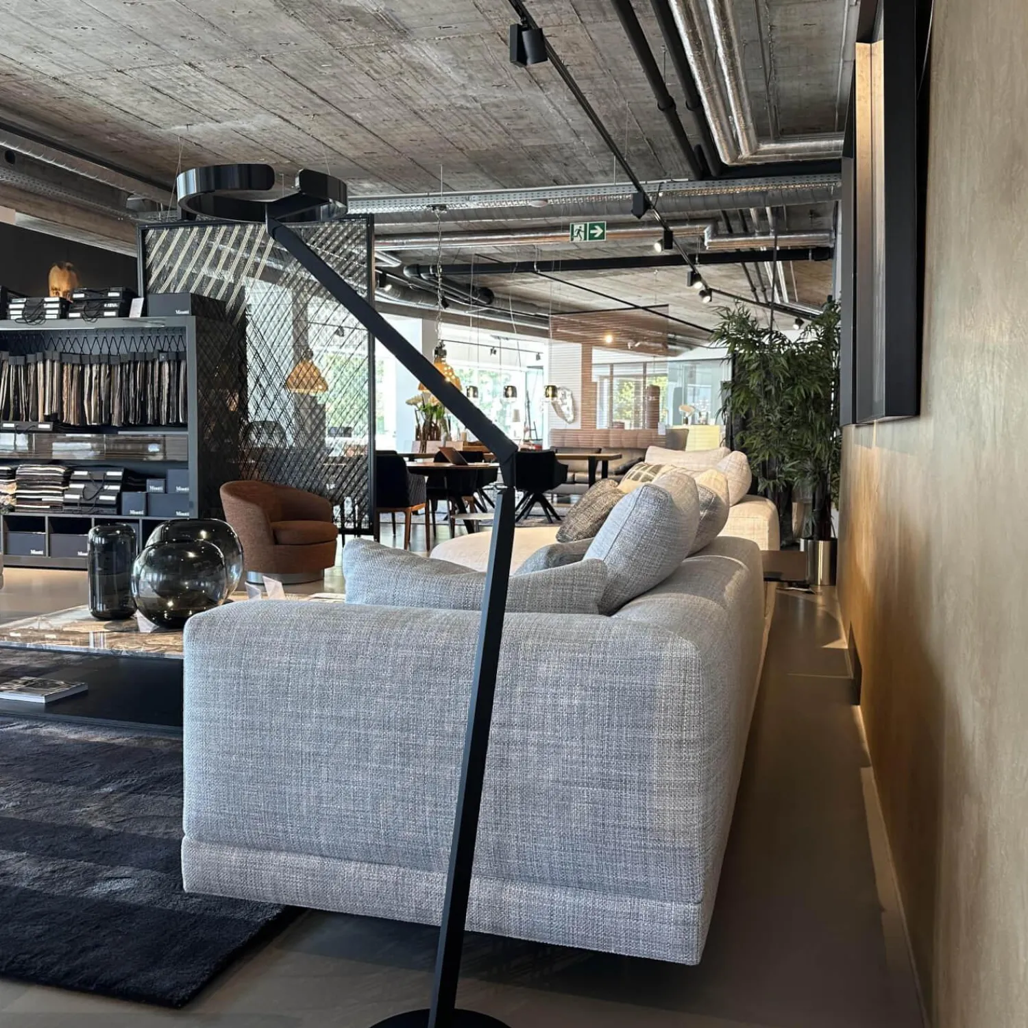 Minotti Wohnlandschaften|Polstergruppe Connery Stoff Double 02 Ghiaccio Grau Ablage Leder Aspen Schwarz Mit Kissen