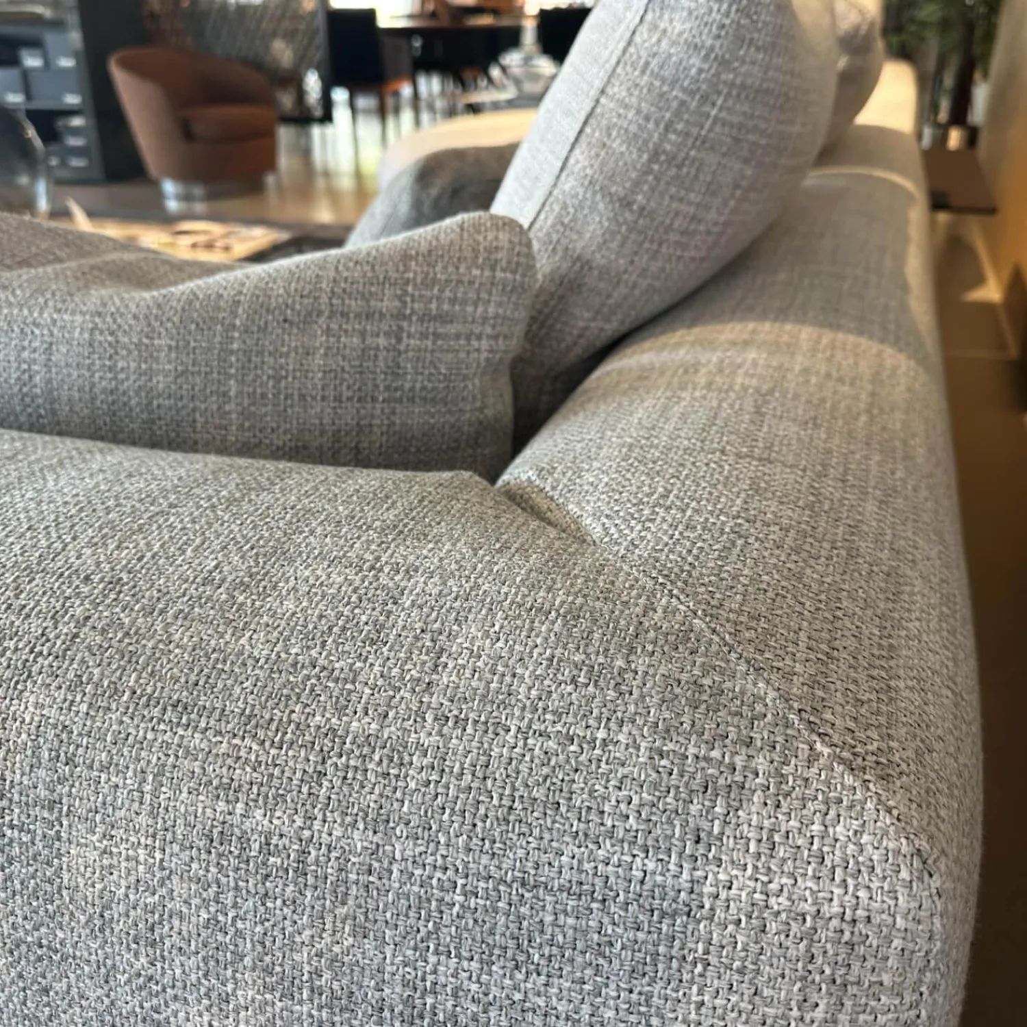 Minotti Wohnlandschaften|Polstergruppe Connery Stoff Double 02 Ghiaccio Grau Ablage Leder Aspen Schwarz Mit Kissen