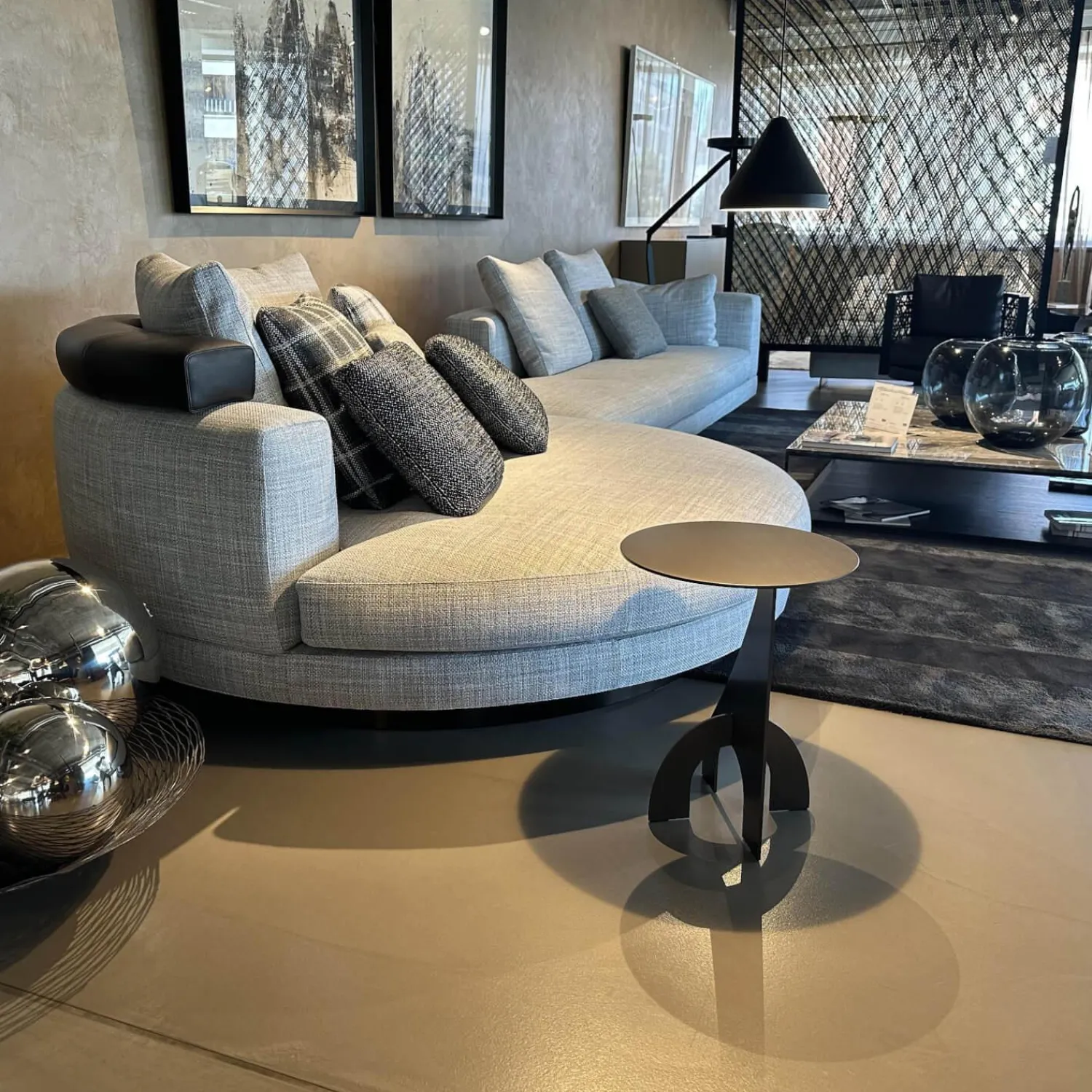 Minotti Wohnlandschaften|Polstergruppe Connery Stoff Double 02 Ghiaccio Grau Ablage Leder Aspen Schwarz Mit Kissen