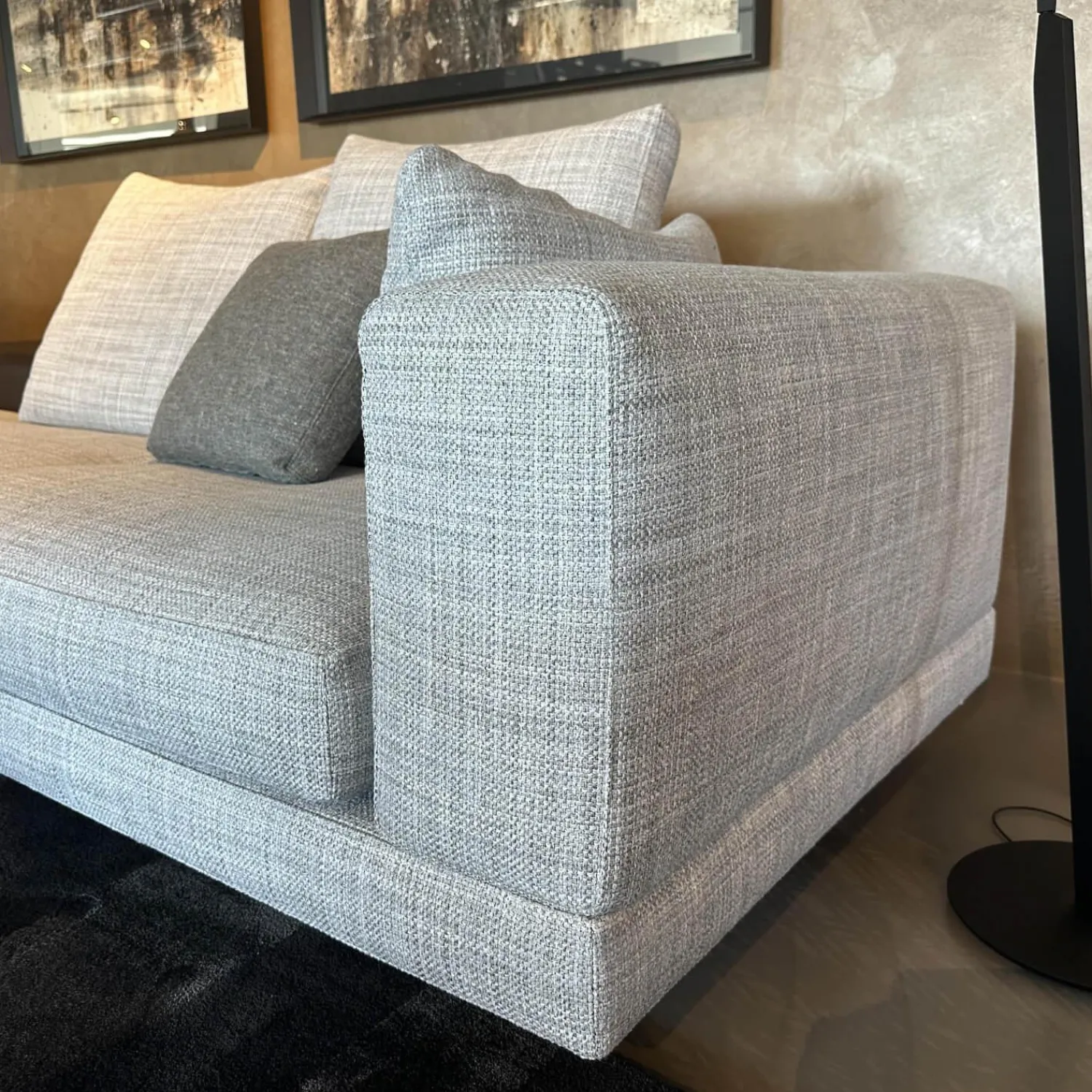 Minotti Wohnlandschaften|Polstergruppe Connery Stoff Double 02 Ghiaccio Grau Ablage Leder Aspen Schwarz Mit Kissen