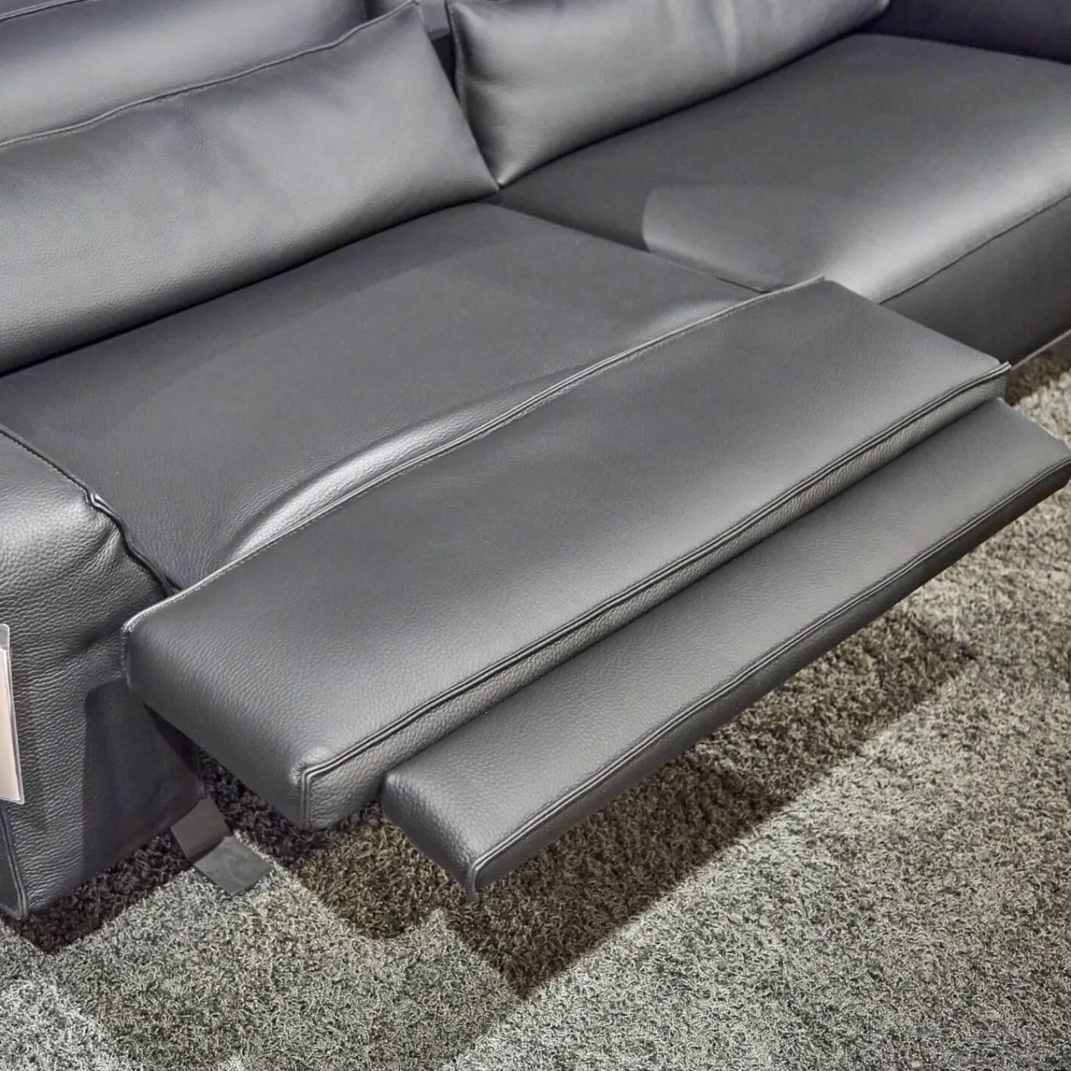 WK Wohnen 2-Sitzer-Sofas|Polstermöbel WK 530 Gracella Leder Cougar Farbe 10 Schwarz Metallfuß Matt Anthrazit Lackiert
