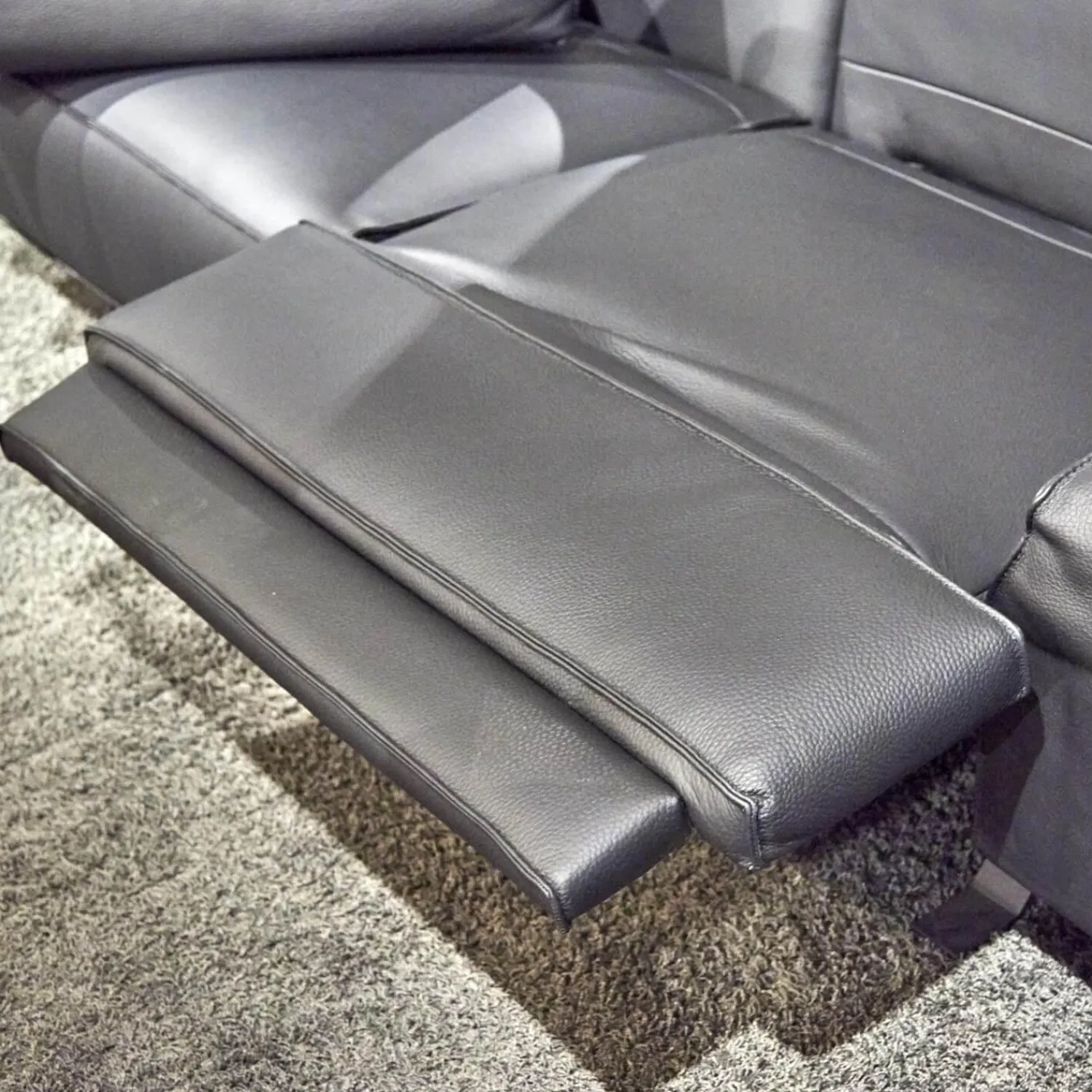 WK Wohnen 2-Sitzer-Sofas|Polstermöbel WK 530 Gracella Leder Cougar Farbe 10 Schwarz Metallfuß Matt Anthrazit Lackiert