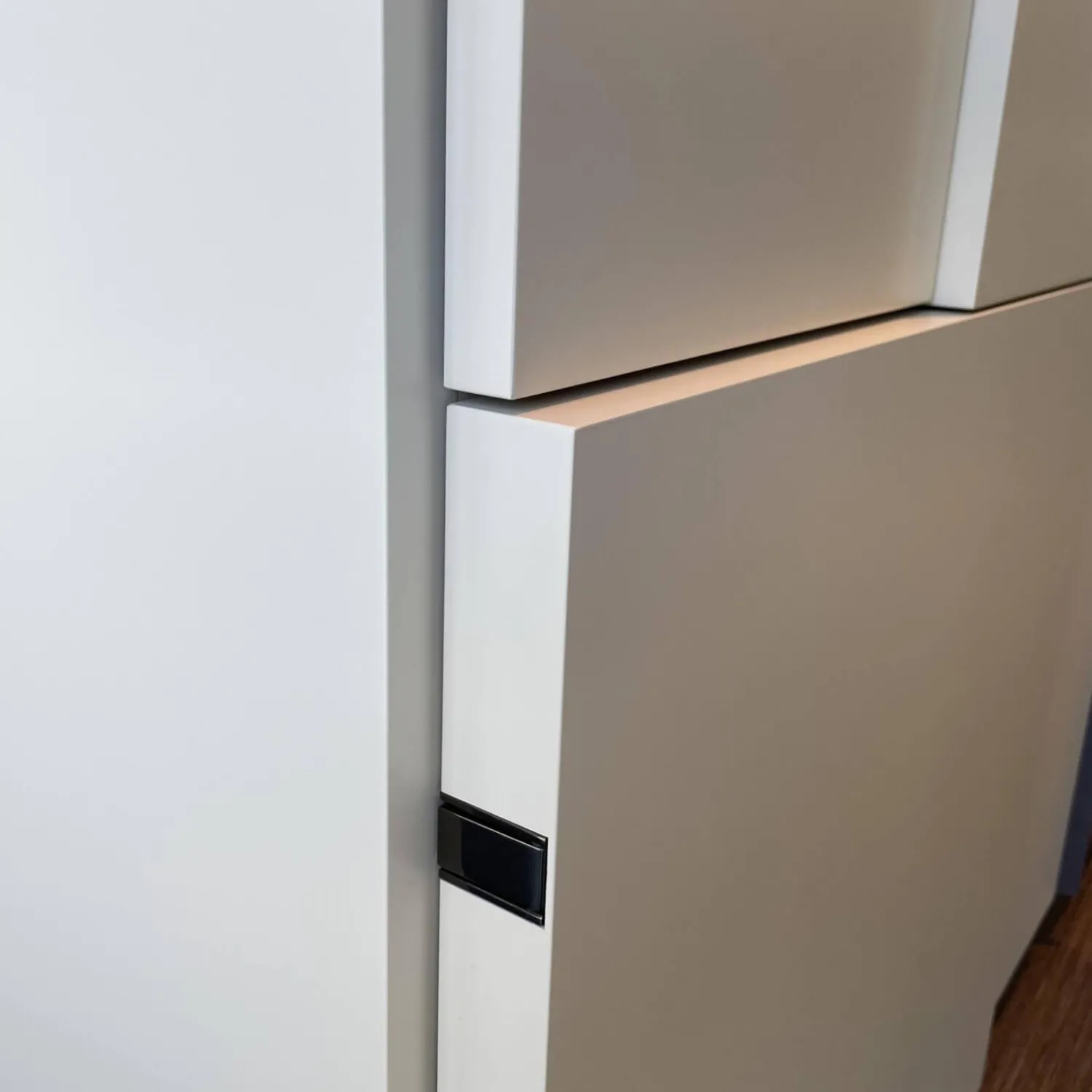 Molteni & C Regale|Wohnwände & Tv-Lowboards|Raumteiler 505 in Lack Kieselgrau mit Glastüren Schwarz Chrom