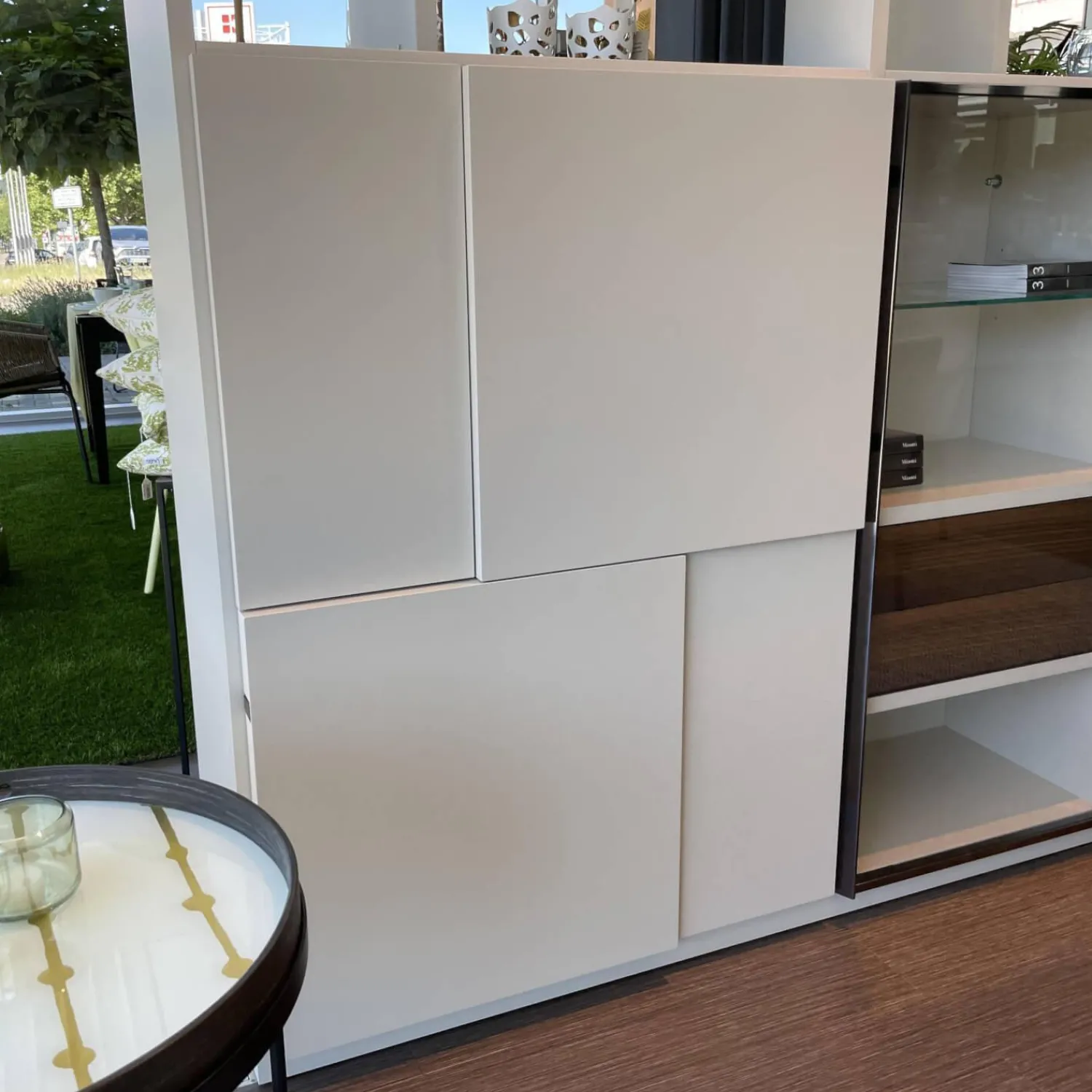 Molteni & C Regale|Wohnwände & Tv-Lowboards|Raumteiler 505 in Lack Kieselgrau mit Glastüren Schwarz Chrom