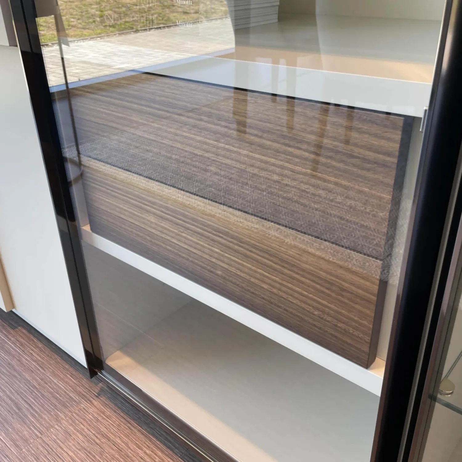 Molteni & C Regale|Wohnwände & Tv-Lowboards|Raumteiler 505 in Lack Kieselgrau mit Glastüren Schwarz Chrom