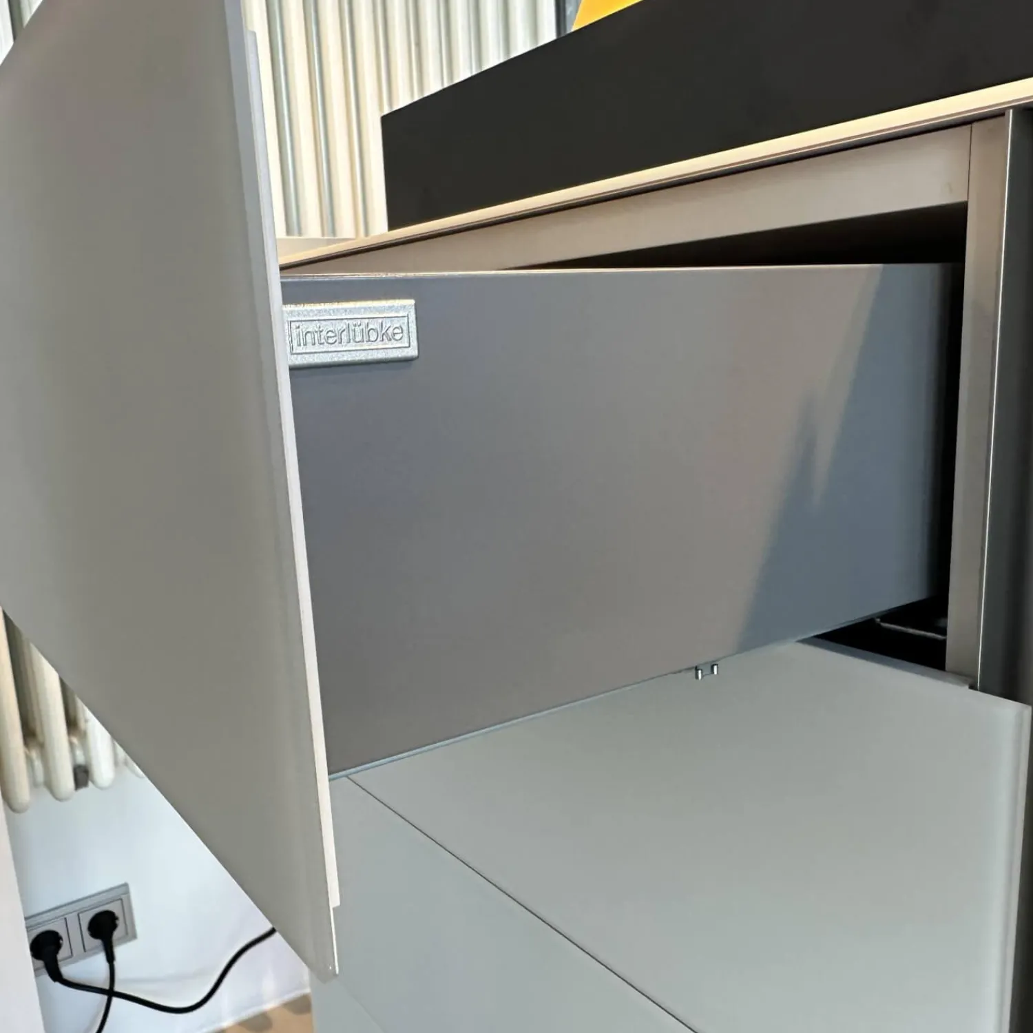 Interlübke Kommoden & Sideboards|Raumteiler Sideboard Jorel Korpus Lack Greige Grau Beige Front Optiwhite Mattglas Greige Grau Beige