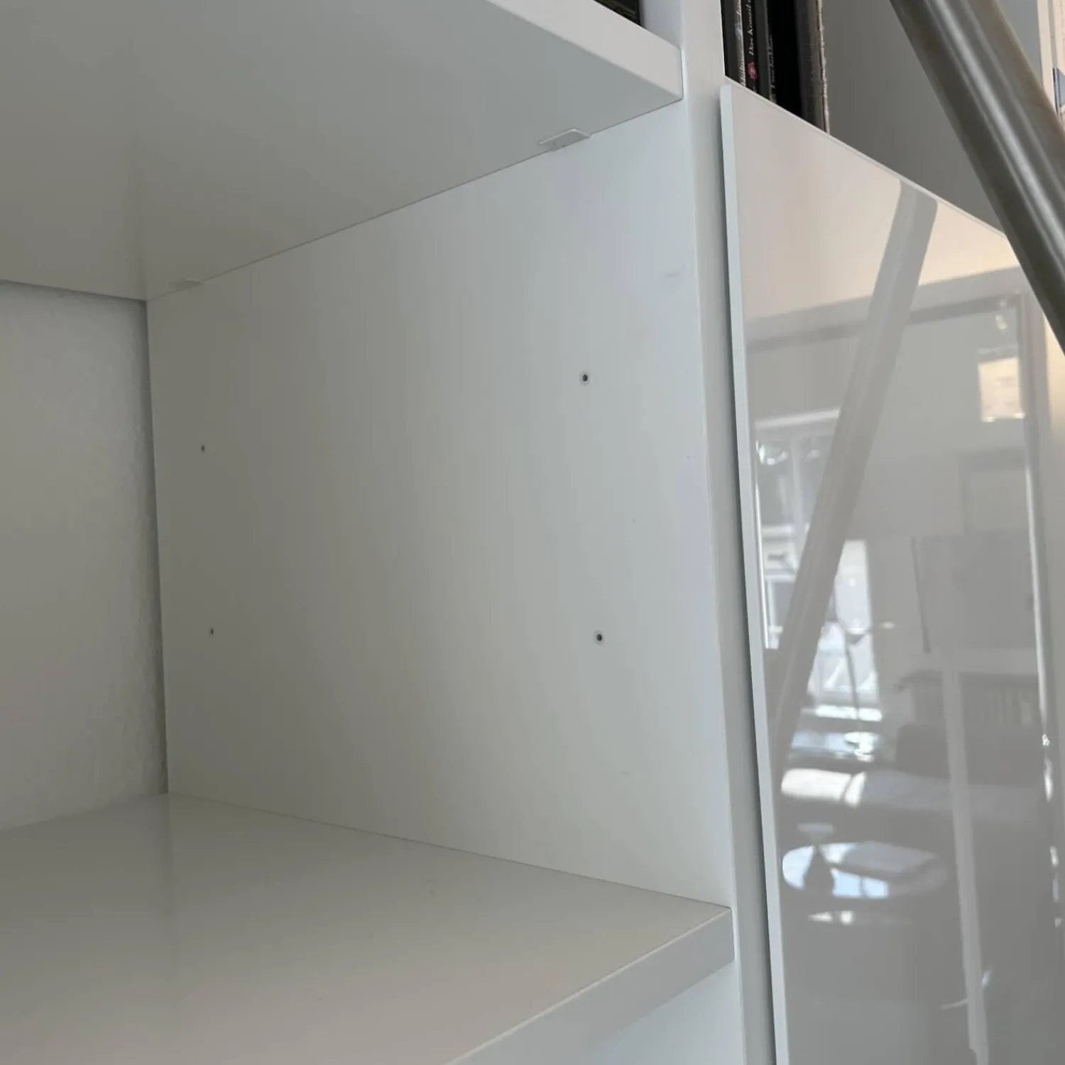 Interlübke Regale|Raumteilerwand Studimo Korpus Lack Matt Schneeweiß M03 Front Lack Hochglanz Schneeweiß M74 Mit Leiter