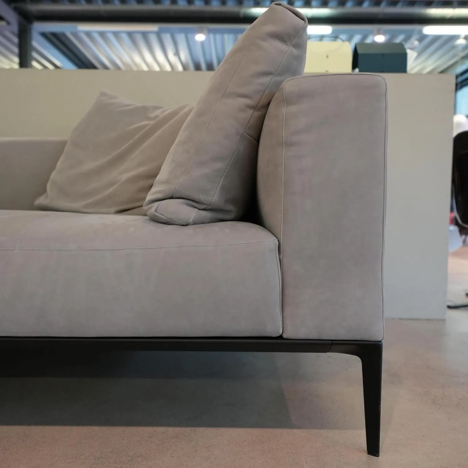 Walter Knoll Daybeds & Recamieren|Recamiere Jaan Living 783 25 Bezug Leder Velvet Chia Grau Mit Ablageboard Saddle Black Schwarz Und Kisssen