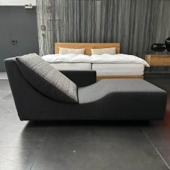 Werther Daybeds & Recamieren|Recamiere Wave Bezug Stoff U3986N Grau Schwarz Einlegekissen Stoff R2071F Schwarz Füße Holz Gebeizt