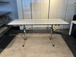 USM Haller Schreibtische & Sekretäre|Rechtecktisch Kitos Classic Platte Kunstharz Perlgrau Gestell Säulenpaar B1