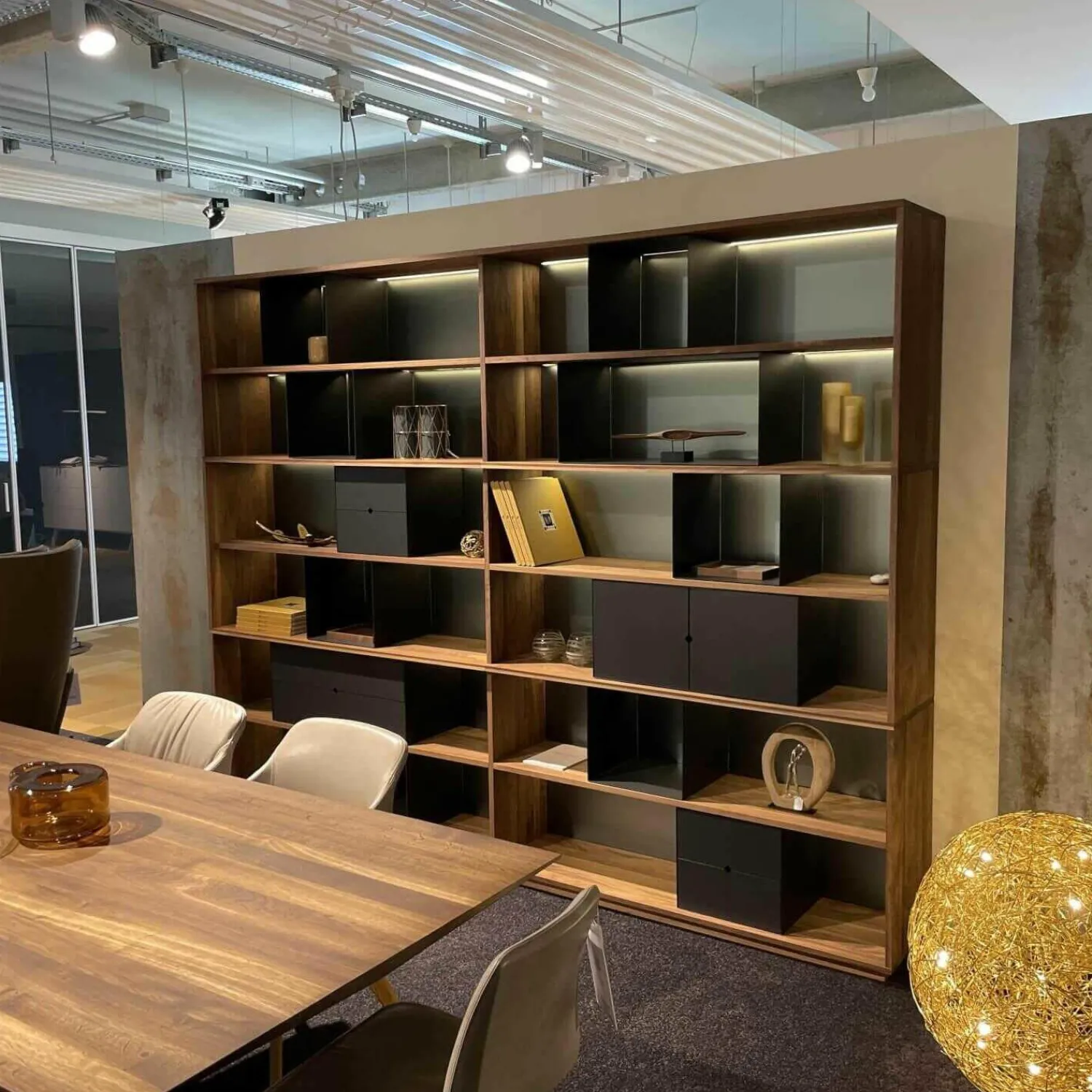 Rodam Regale|Regalkombination Pares in Nussbaum 130 Rückwand Glas deepgrex Metallboxen anthr. inkl Beleuchtung