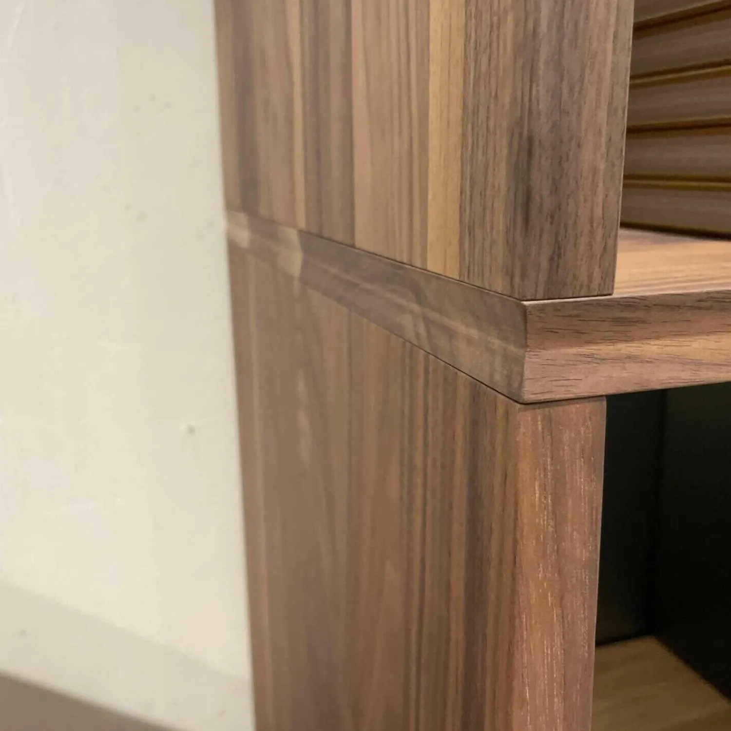 Rodam Regale|Regalkombination Pares in Nussbaum 130 Rückwand Glas deepgrex Metallboxen anthr. inkl Beleuchtung