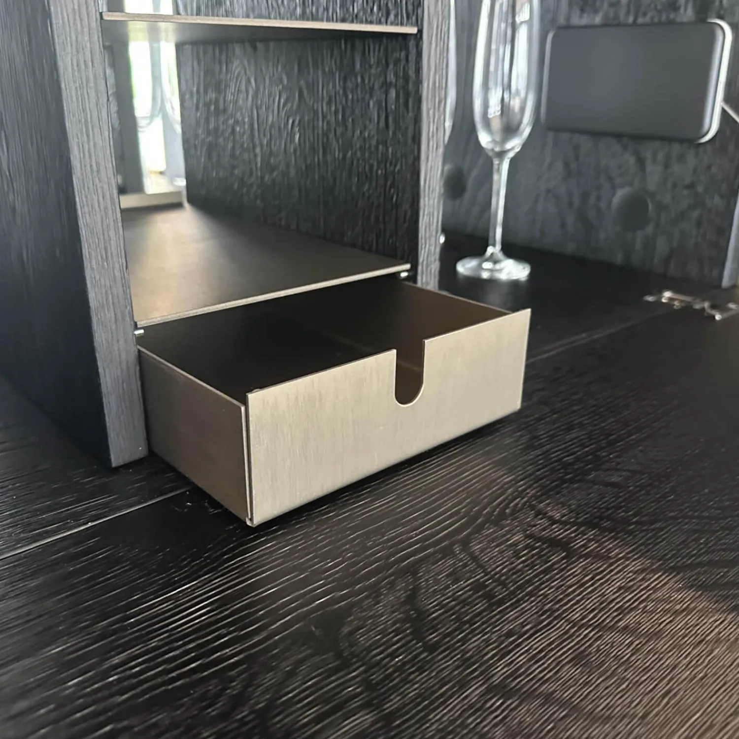 Janua Regale|Regalsystem BC 06 Room 68 Eiche Schwarz Gebeizt Und Lackiert Gestell Aluminium Eloxiert 33 Bronze