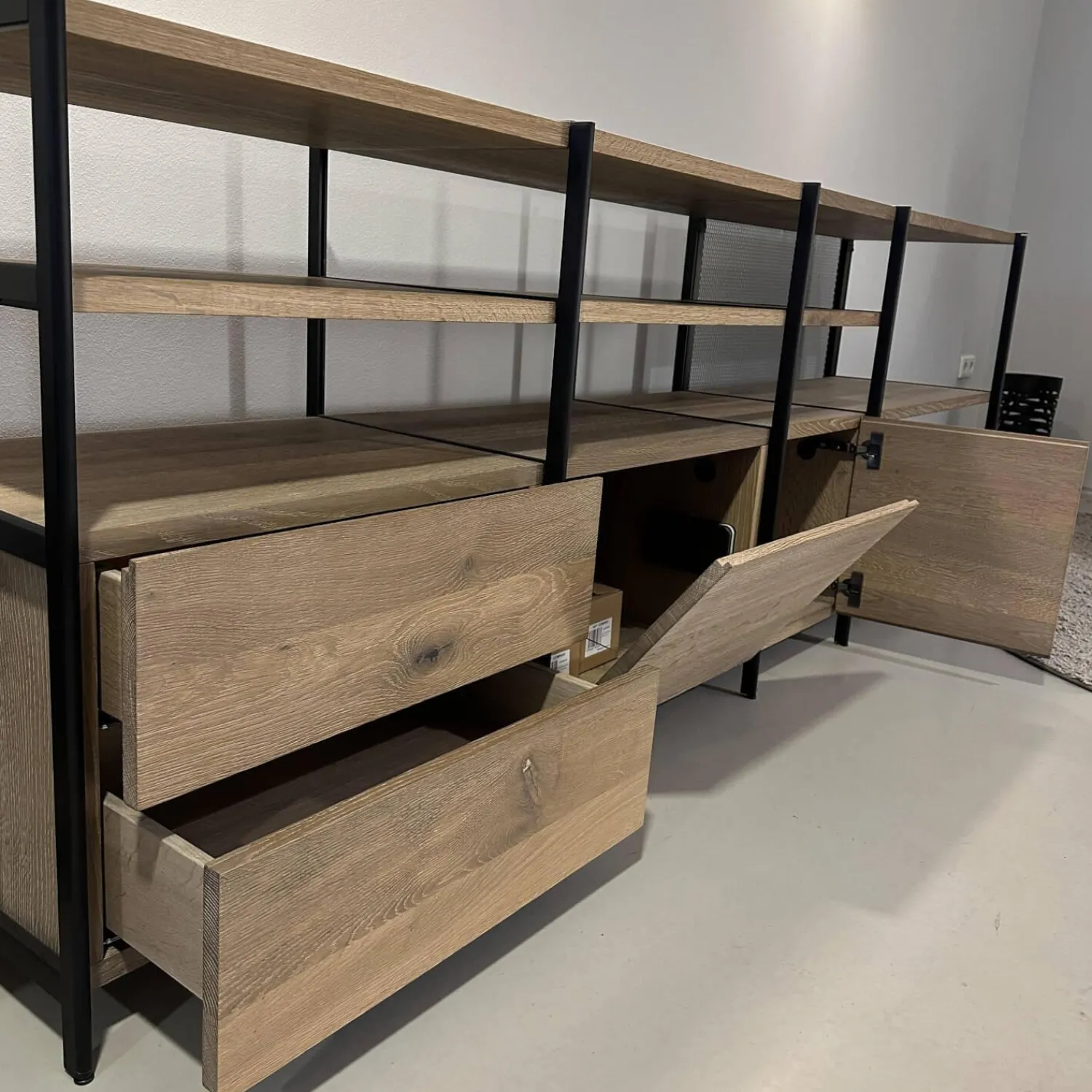 Janua Regale|Regalsystem BC06 RooM68 Holzteile Eiche Massiv Geräuchert Weiß Roheffekt Alustreben Schwarz Eloxiert