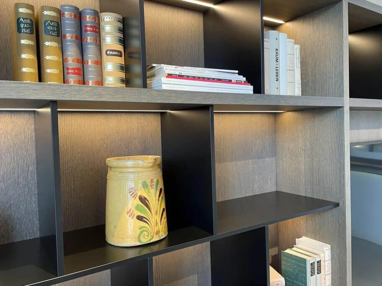 Kettnaker Wohnwände & Tv-Lowboards|Regalwand Vita Eiche Silbergrau Grau Holz Matt Details Schwarz Lack Inklusive Beleuchtung