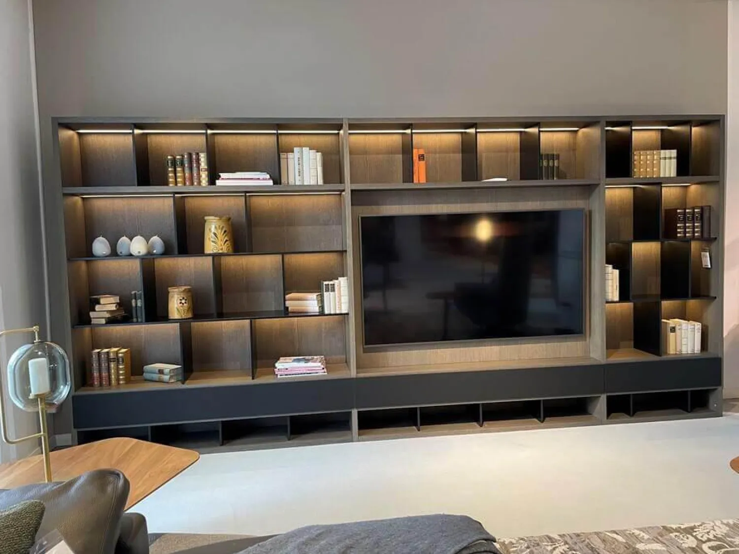 Kettnaker Wohnwände & Tv-Lowboards|Regalwand Vita Eiche Silbergrau Grau Holz Matt Details Schwarz Lack Inklusive Beleuchtung