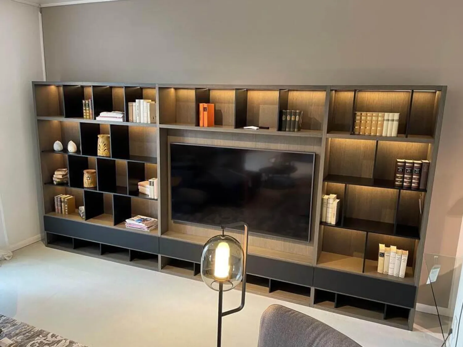 Kettnaker Wohnwände & Tv-Lowboards|Regalwand Vita Eiche Silbergrau Grau Holz Matt Details Schwarz Lack Inklusive Beleuchtung