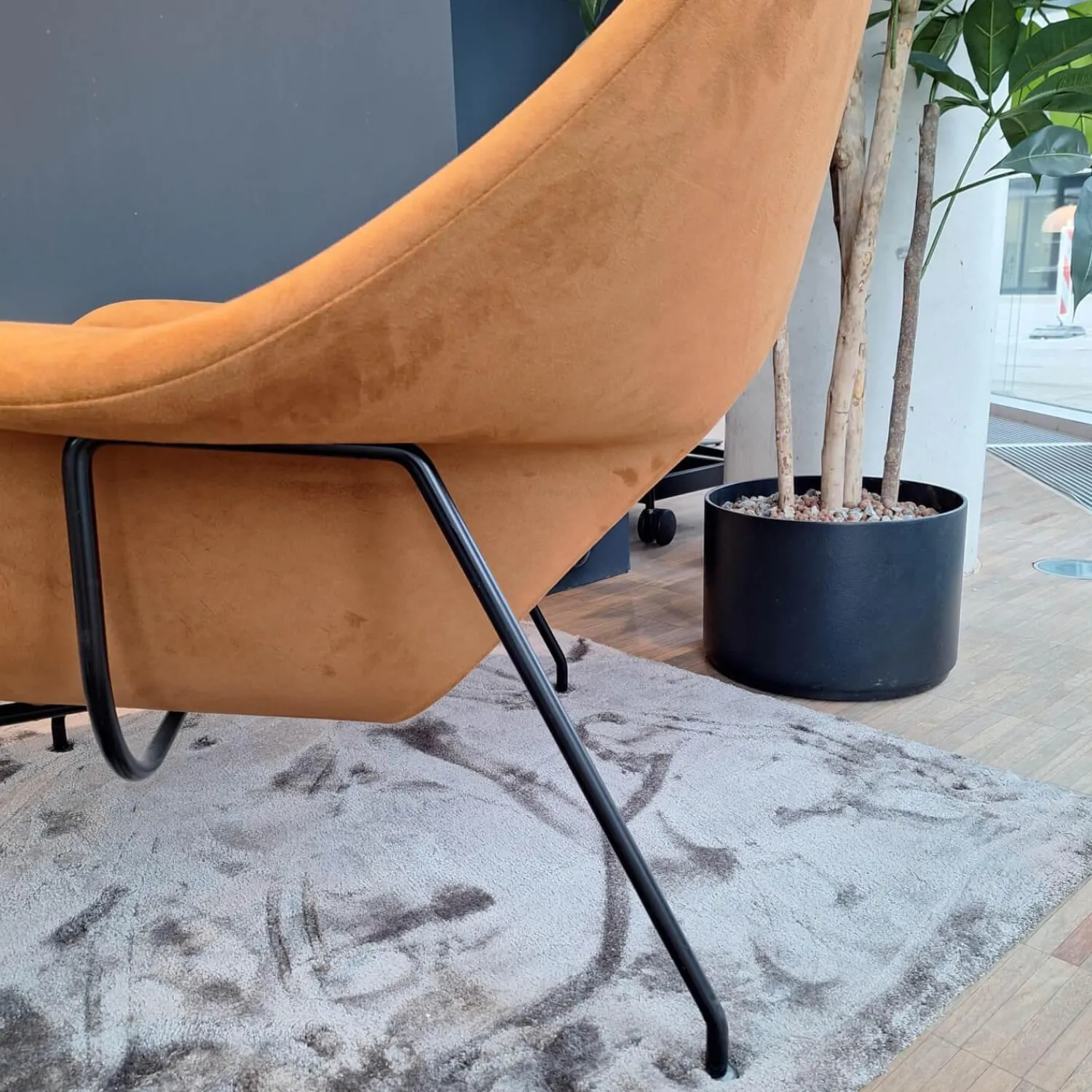 Knoll International Loungesessel|Relax Chair Womb Stoff Colorado Grau Braun Und Ultrasuede Braun Gestell Metall Schwarz