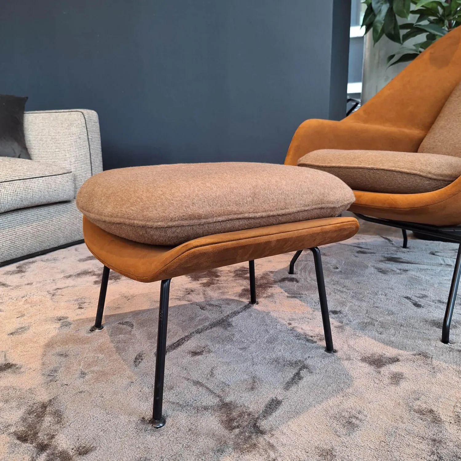 Knoll International Loungesessel|Relax Chair Womb Stoff Colorado Grau Braun Und Ultrasuede Braun Gestell Metall Schwarz