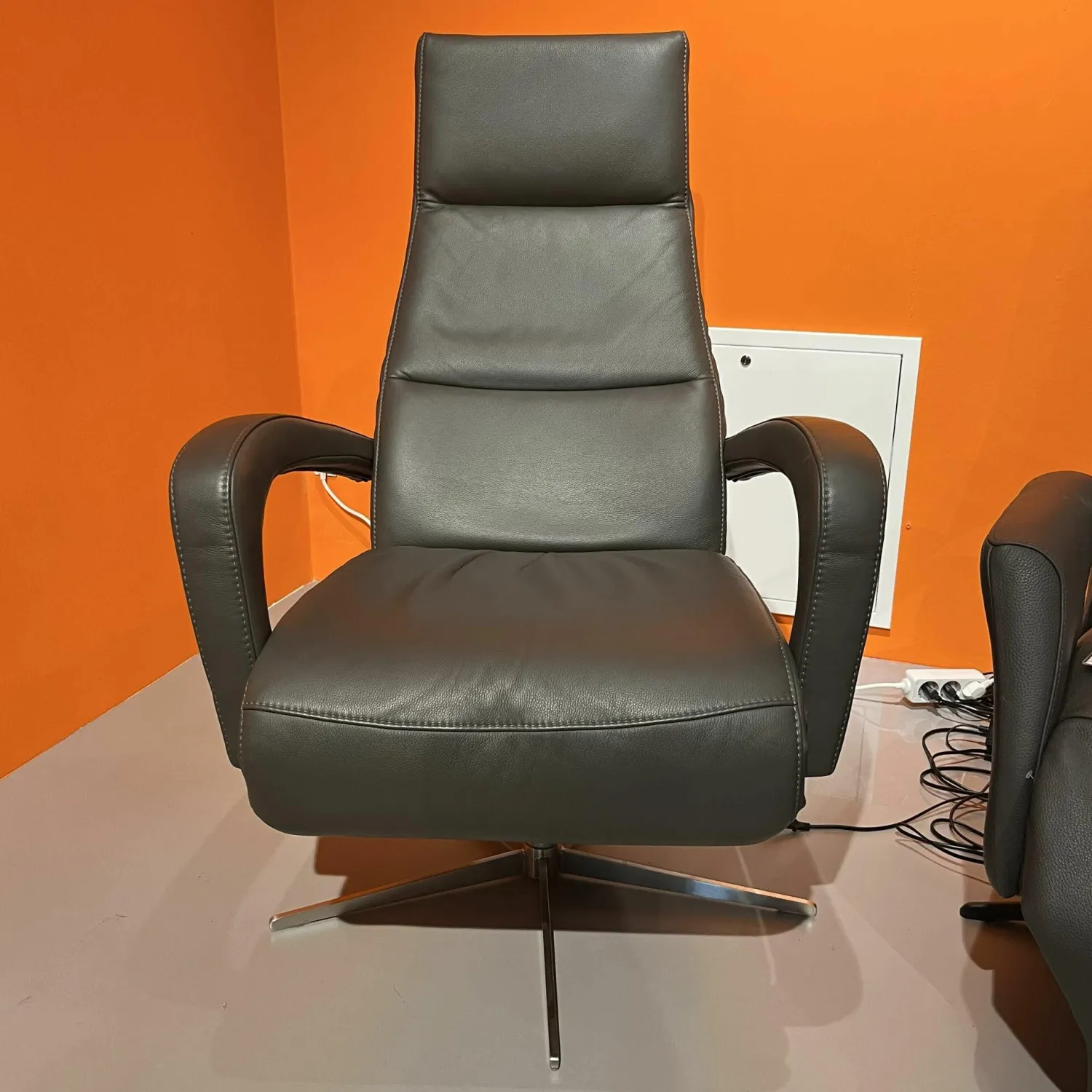 DFM Relaxsessel|Relaxsessel Balok Innen Leder Anthrazit Außen Stoff Aubergine Violett Gestell Kreuzfuß Edelstahl Drehbar