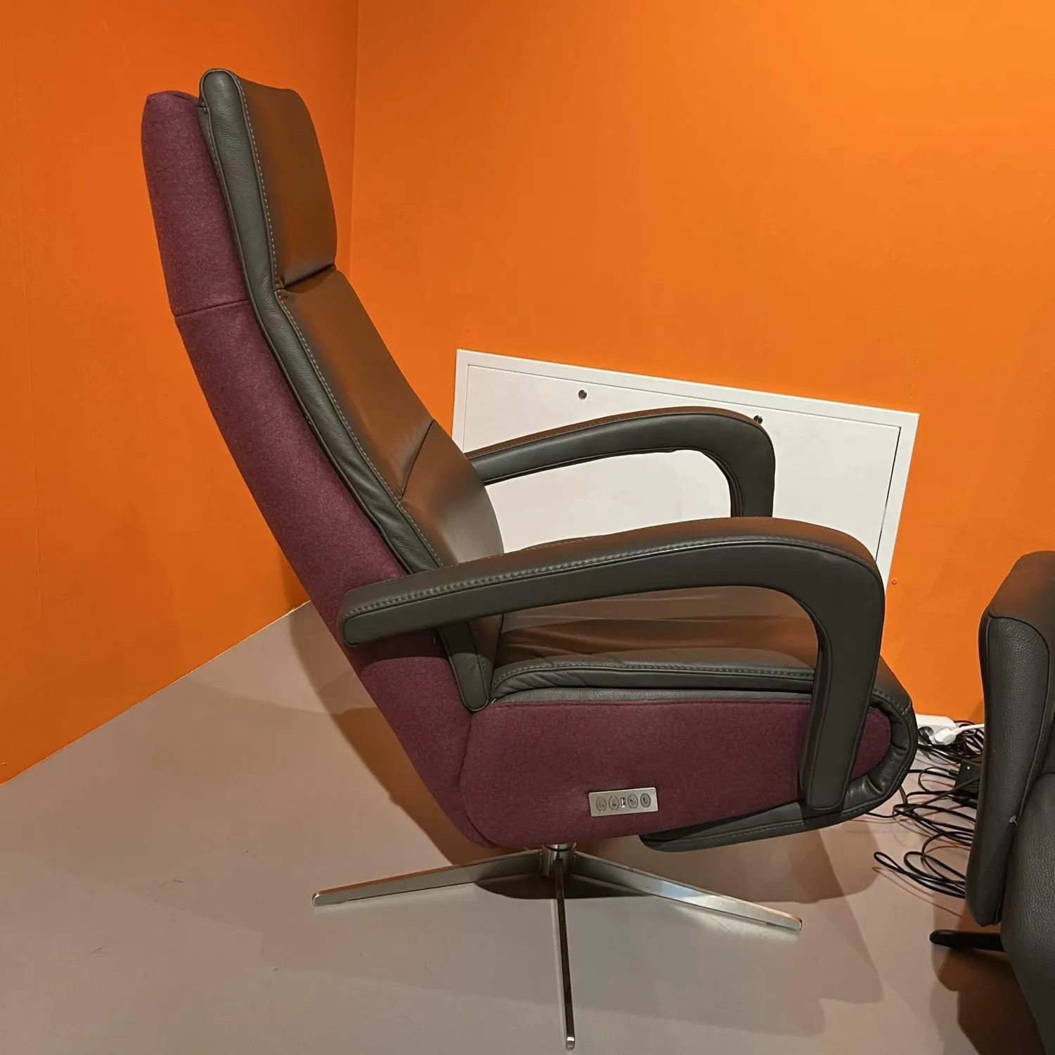 DFM Relaxsessel|Relaxsessel Balok Innen Leder Anthrazit Außen Stoff Aubergine Violett Gestell Kreuzfuß Edelstahl Drehbar