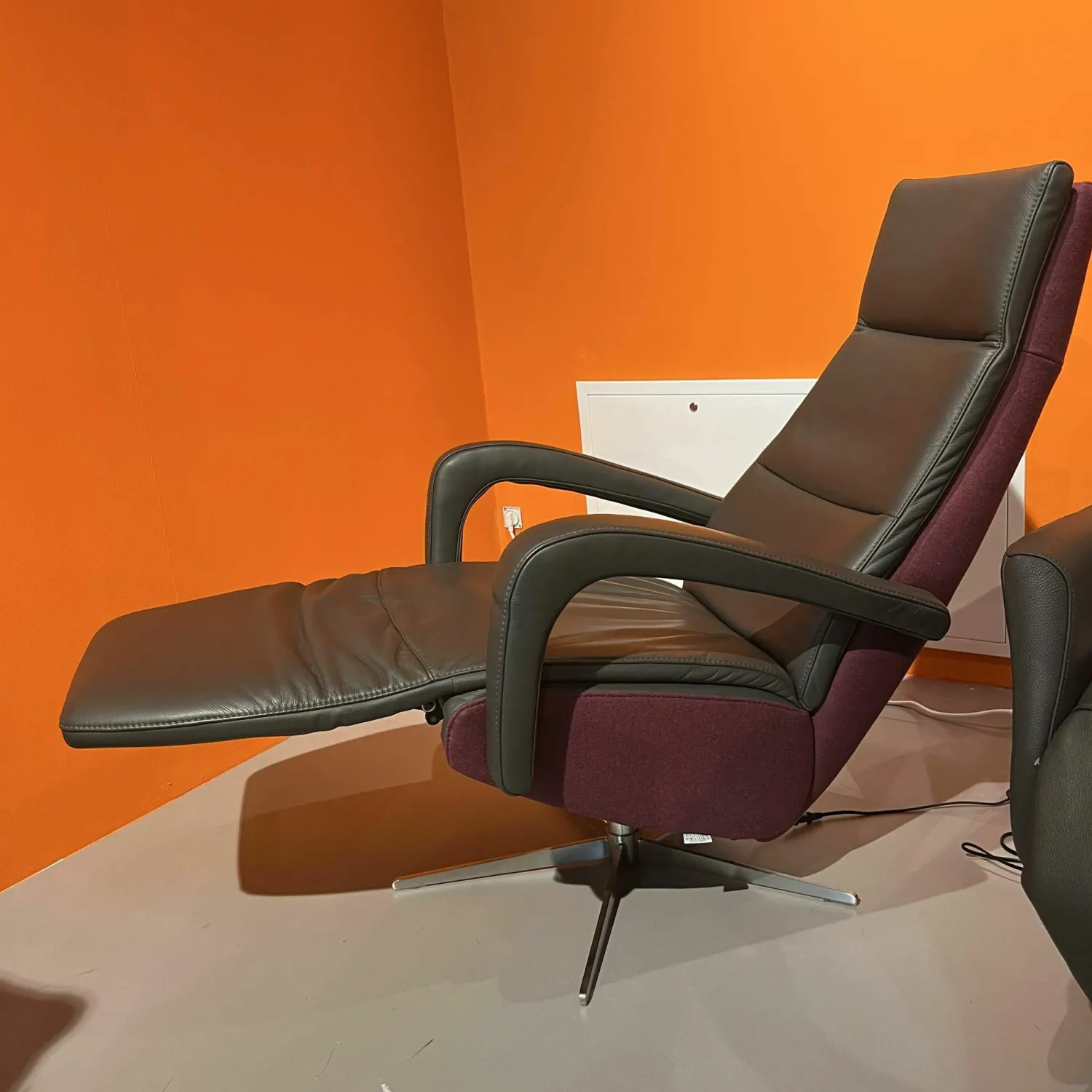 DFM Relaxsessel|Relaxsessel Balok Innen Leder Anthrazit Außen Stoff Aubergine Violett Gestell Kreuzfuß Edelstahl Drehbar