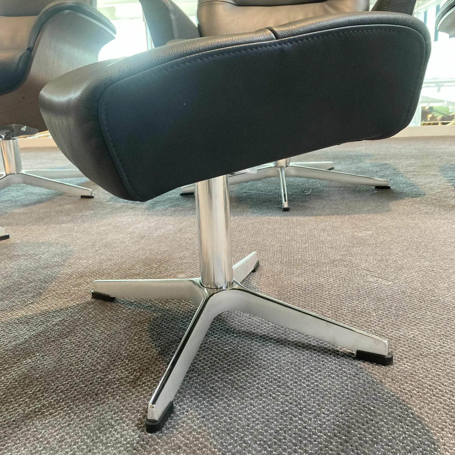 Conform Relaxsessel|Relaxsessel Caro Leder Dunkelblau Gestell Aluminium Drehbar mit Hocker