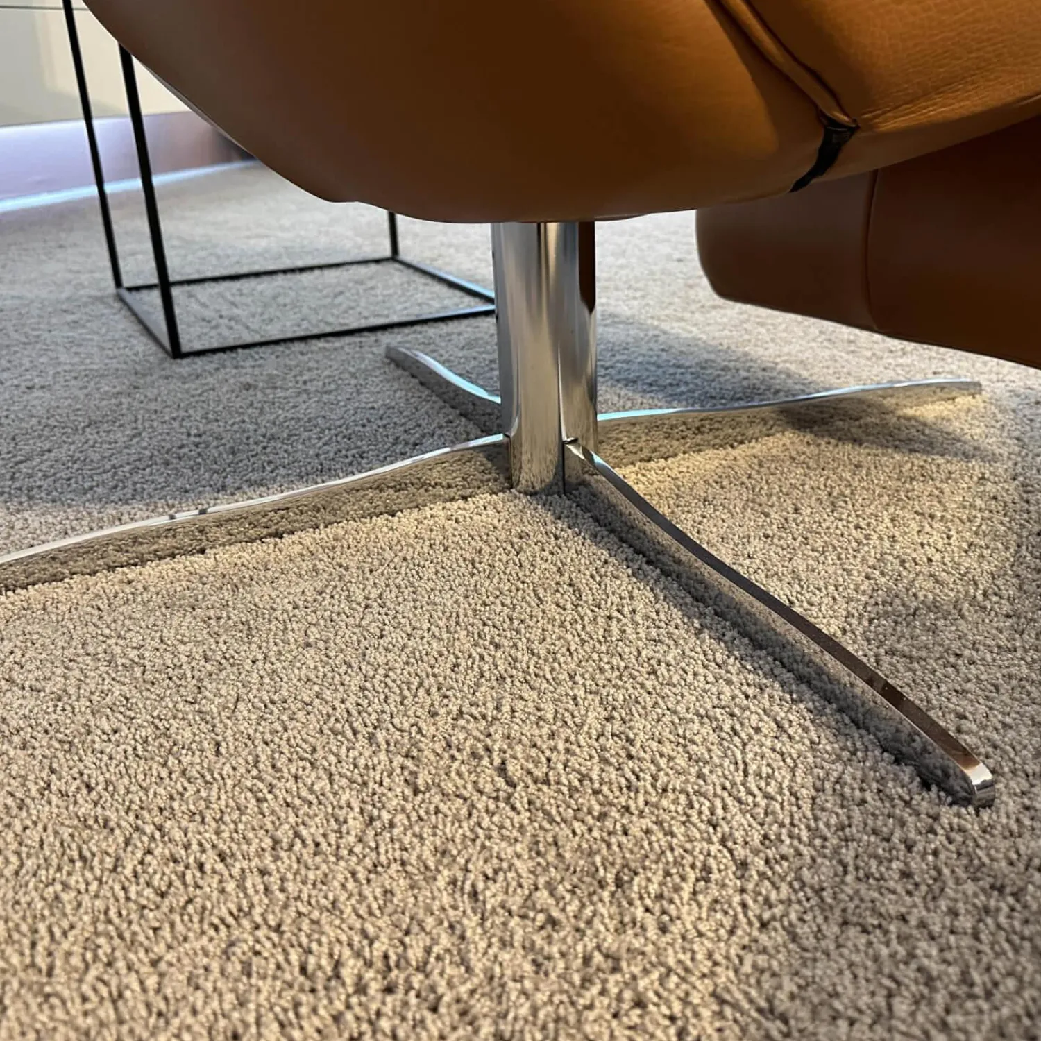 Jori Relaxsessel|Relaxsessel Cosy Ghost Leder Lipano Cognac Gestell 4-Sternfuß Gewellt In Chrom Hochglanz Kopfkissen Form Träne Abgerundet