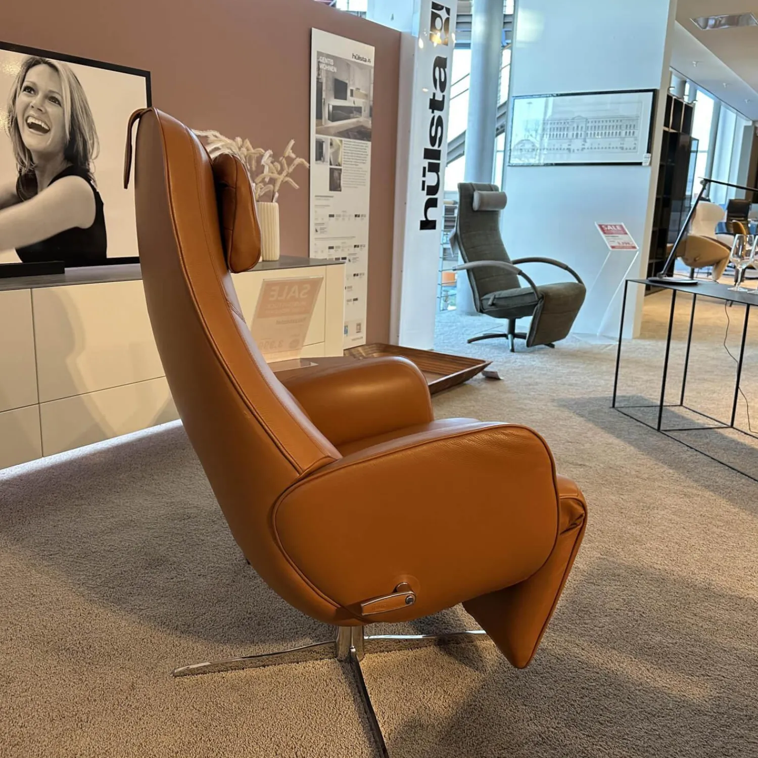 Jori Relaxsessel|Relaxsessel Cosy Ghost Leder Lipano Cognac Gestell 4-Sternfuß Gewellt In Chrom Hochglanz Kopfkissen Form Träne Abgerundet