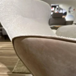 Jori Relaxsessel|Relaxsessel Daydreamer Mono Move JR 7450 Innen Stoff Mumble Gesso Beige Außen Leder Nubuck Cream Beige Gestell Graugelb Matt Inklusive Beistelltisch Sposa T105