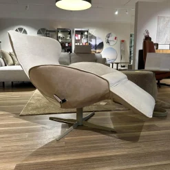 Jori Relaxsessel|Relaxsessel Daydreamer Mono Move JR 7450 Innen Stoff Mumble Gesso Beige Außen Leder Nubuck Cream Beige Gestell Graugelb Matt Inklusive Beistelltisch Sposa T105