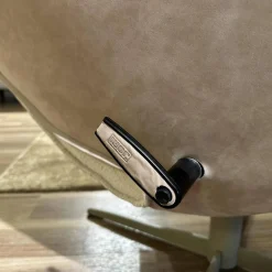 Jori Relaxsessel|Relaxsessel Daydreamer Mono Move JR 7450 Innen Stoff Mumble Gesso Beige Außen Leder Nubuck Cream Beige Gestell Graugelb Matt Inklusive Beistelltisch Sposa T105