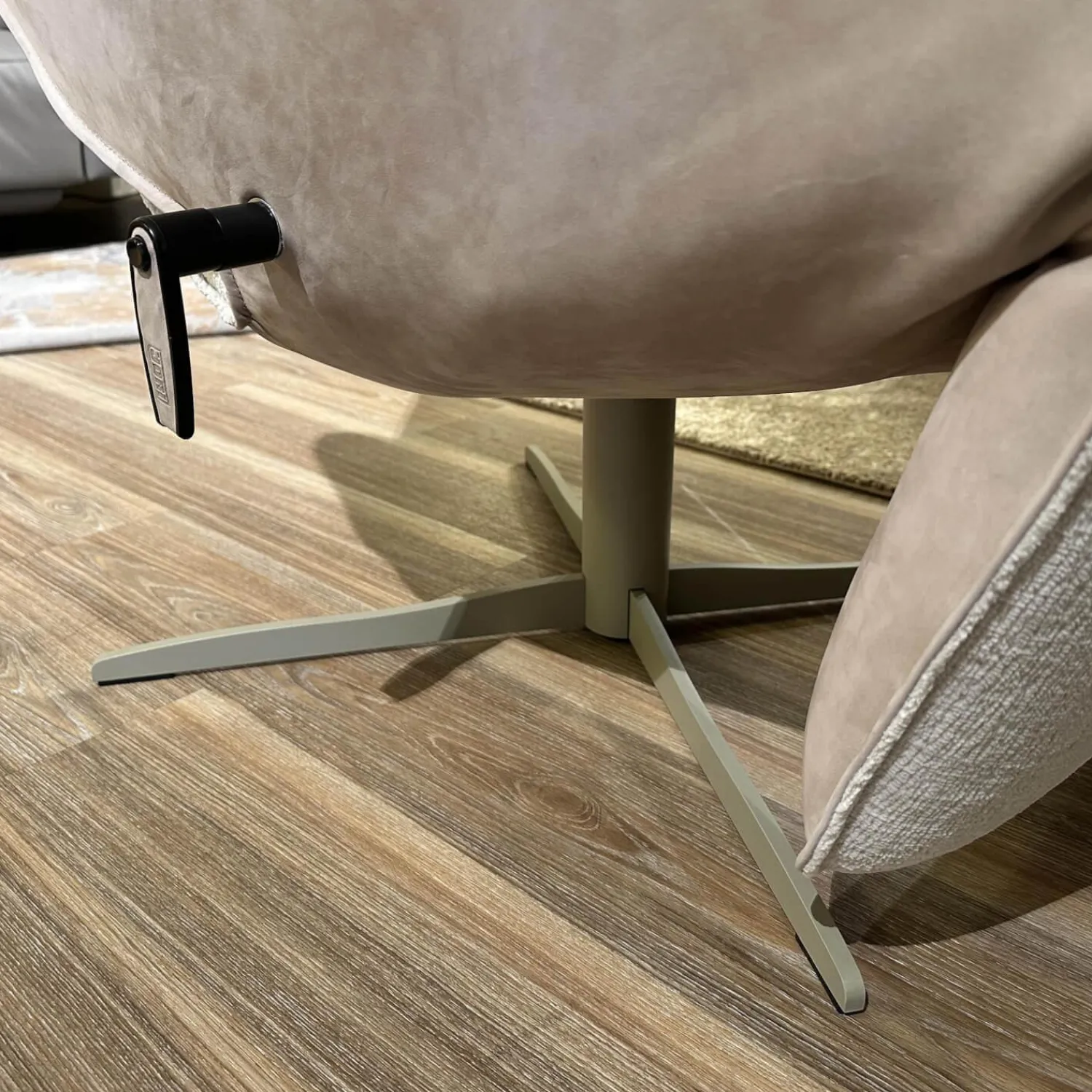 Jori Relaxsessel|Relaxsessel Daydreamer Mono Move JR 7450 Innen Stoff Mumble Gesso Beige Außen Leder Nubuck Cream Beige Gestell Graugelb Matt Inklusive Beistelltisch Sposa T105