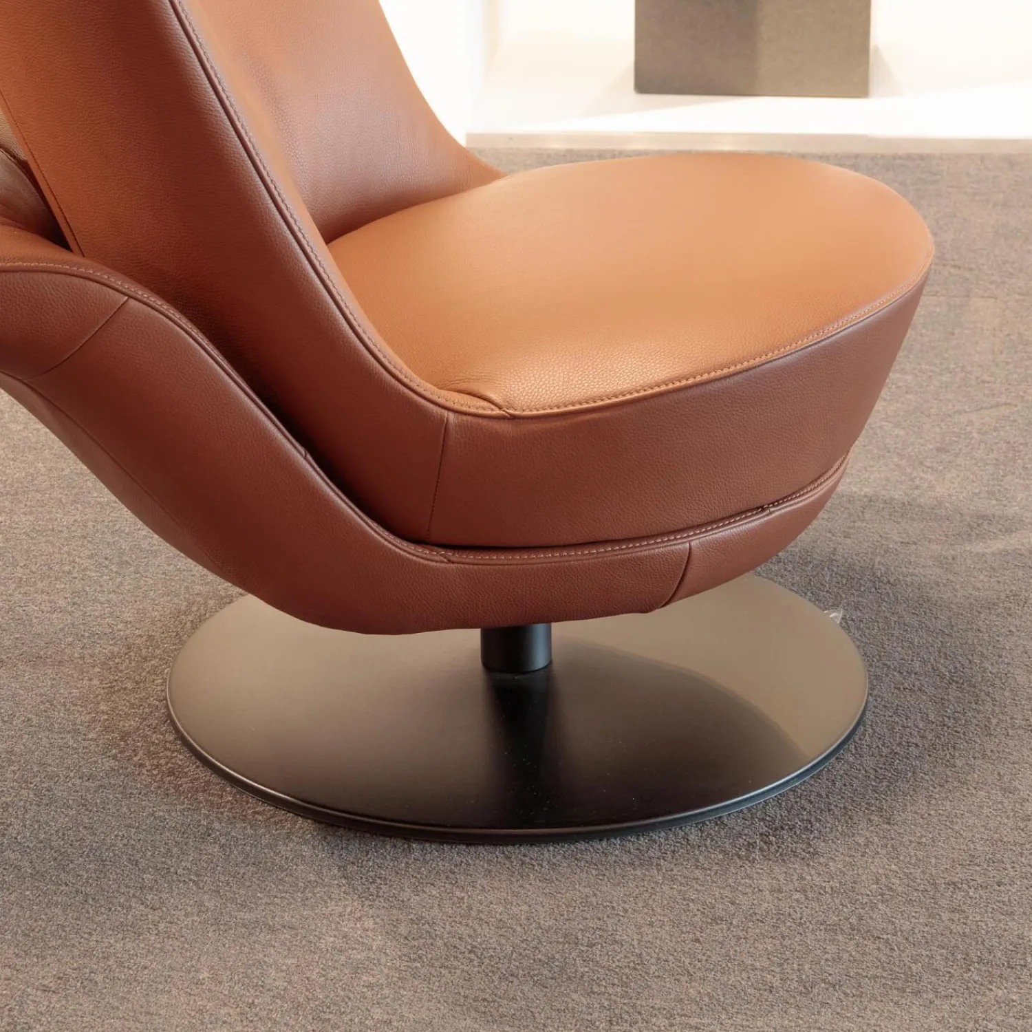 FSM Relaxsessel|Relaxsessel FM-180 Pli Bezug Leder Living Whisky Braun Tellerfuß Metall Schwarzmatt Beschichtet