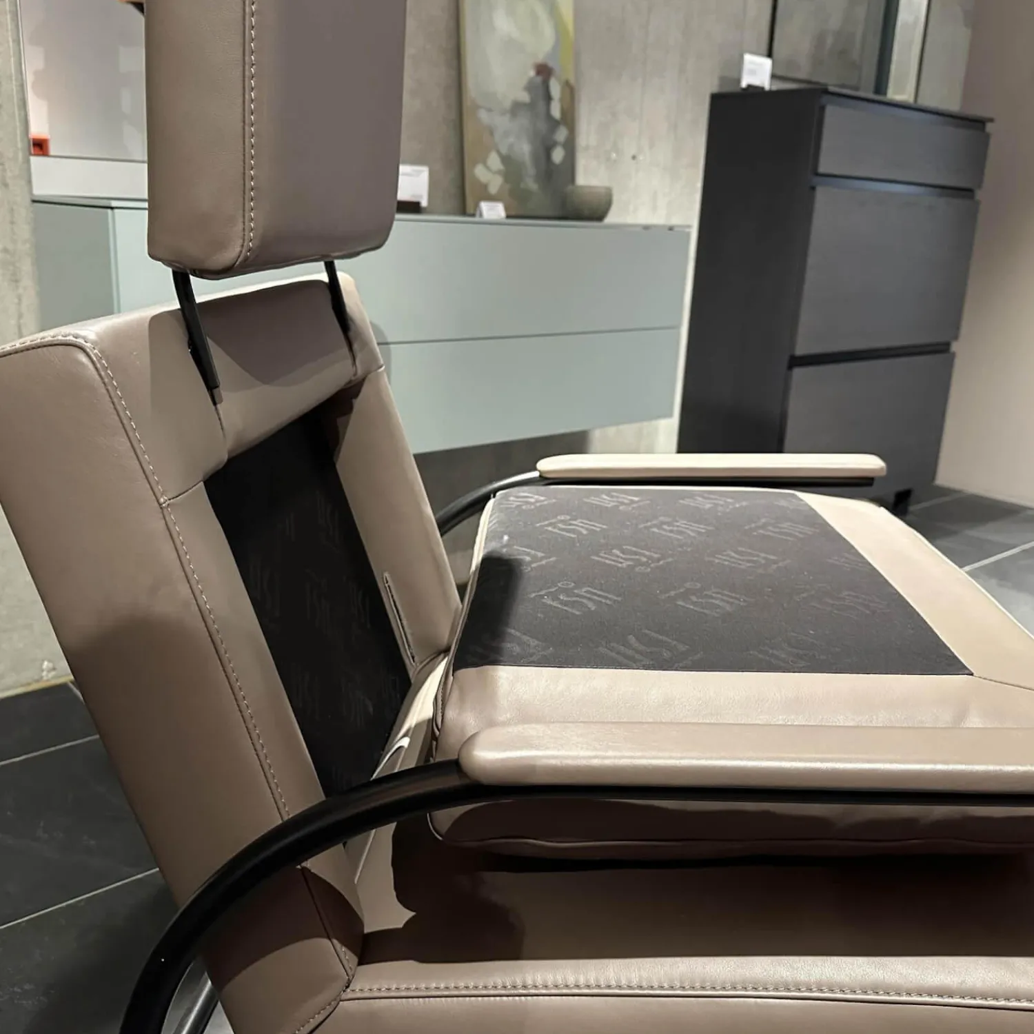 FSM Relaxsessel|Relaxsessel Gabo Leder 91 Taupe Beige Gestell Schwarz mit Fußablage und Kopfstütze