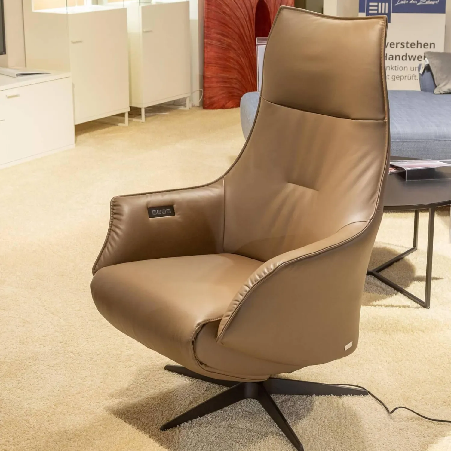 Contur Relaxsessel|Relaxsessel Girona Medium Leder Prisma 600 Braun Kreuzfuß 32 Aluminium Schwarz