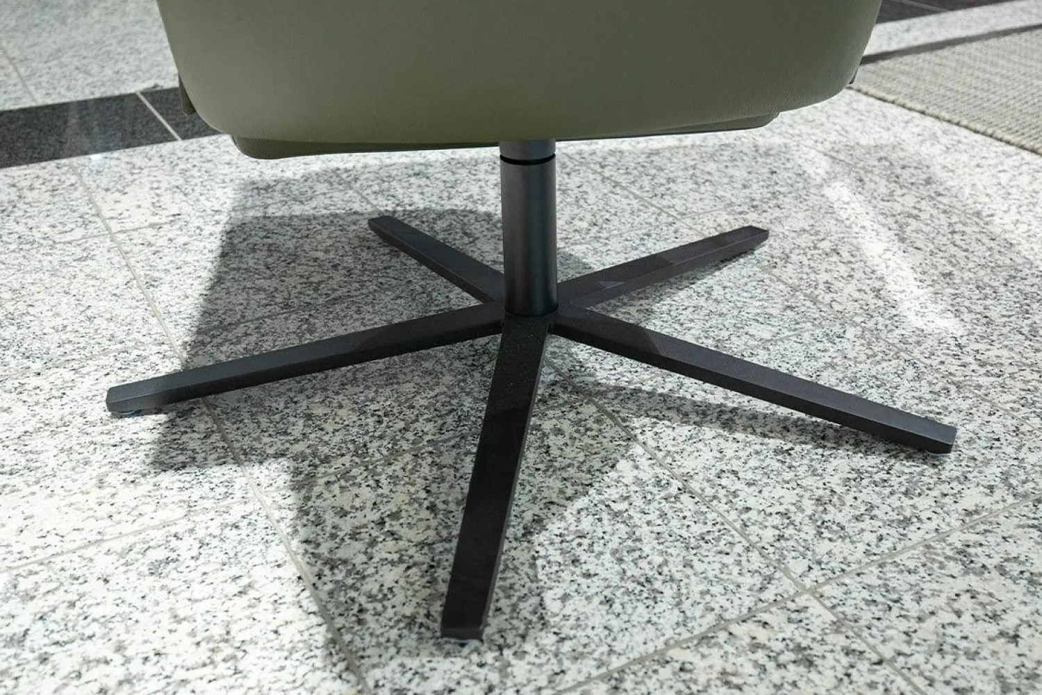 FSM Relaxsessel|Relaxsessel Hardy Leder 24 Select 156 Olivgrün Gestell Schwarz Seidenmatt Beschichtet