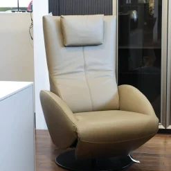 FSM Relaxsessel|Relaxsessel Mate Uni Leder 28 Living 116 Cashmere Beige Tellerfuß Metall RAL 9005 Tiefschwarz Mit Nackenkissen