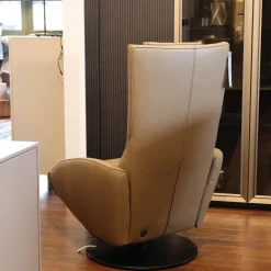 FSM Relaxsessel|Relaxsessel Mate Uni Leder 28 Living 116 Cashmere Beige Tellerfuß Metall RAL 9005 Tiefschwarz Mit Nackenkissen