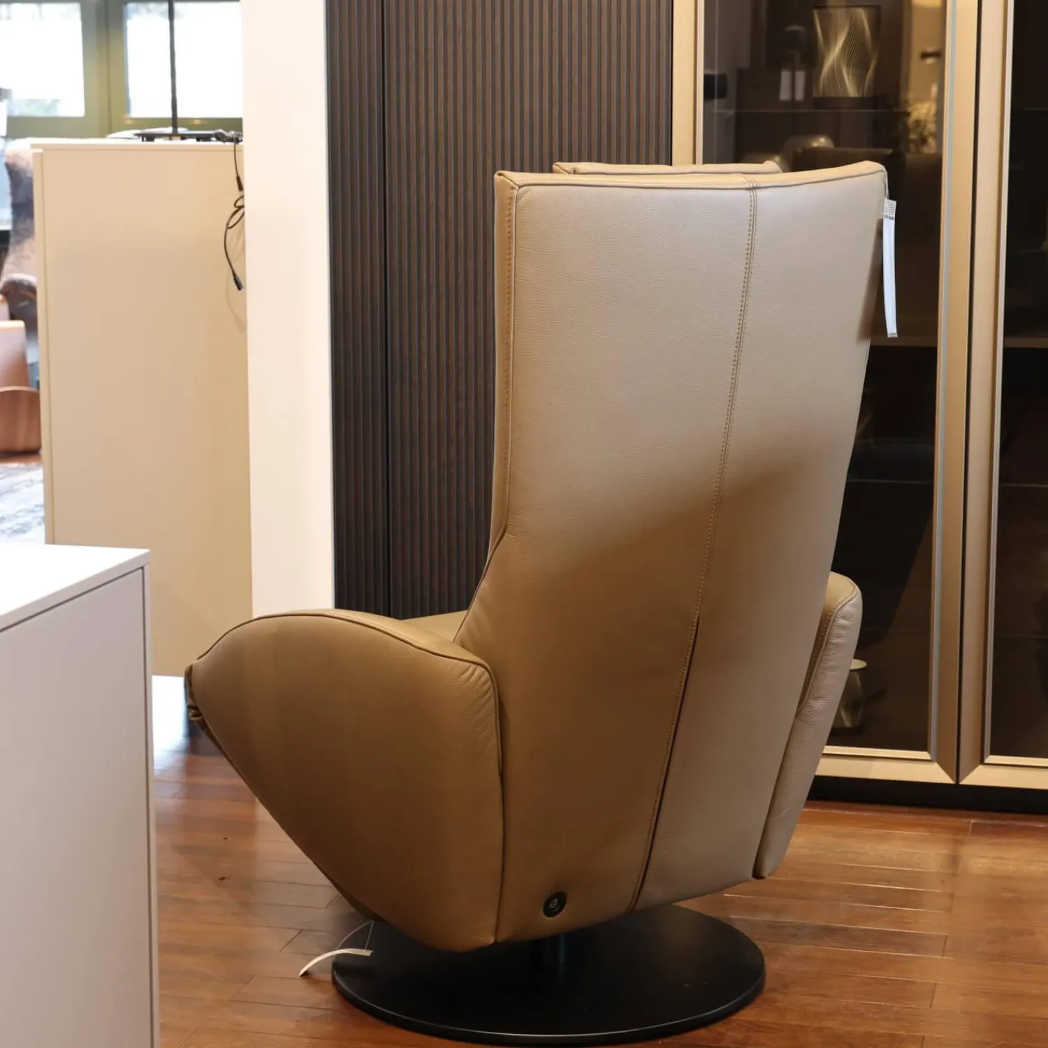 FSM Relaxsessel|Relaxsessel Mate Uni Leder 28 Living 116 Cashmere Beige Tellerfuß Metall RAL 9005 Tiefschwarz Mit Nackenkissen