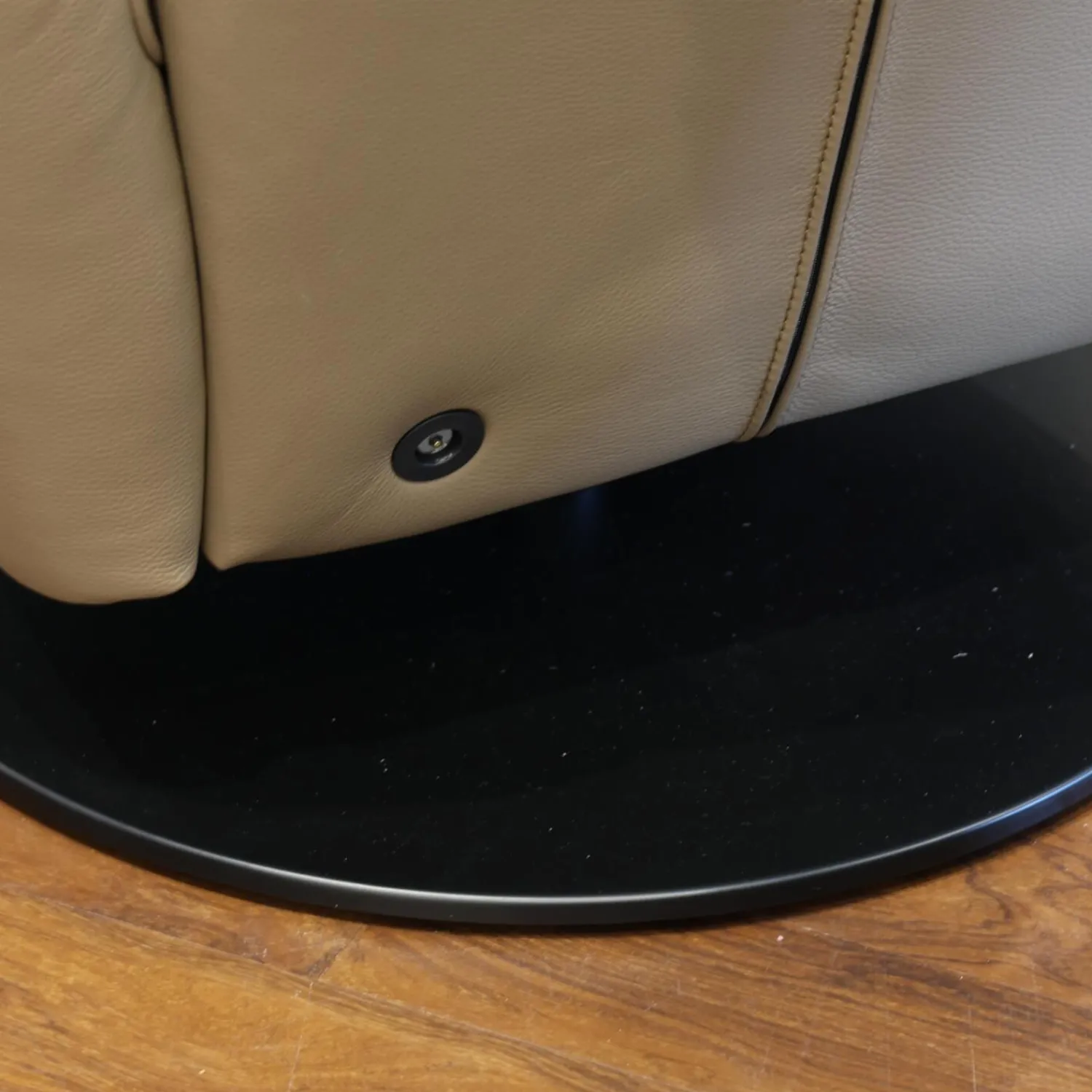 FSM Relaxsessel|Relaxsessel Mate Uni Leder 28 Living 116 Cashmere Beige Tellerfuß Metall RAL 9005 Tiefschwarz Mit Nackenkissen