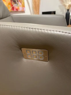 Contur Relaxsessel|Relaxsessel Positano Medium Semianilinleder Lava Grau Kreuzfuß Schwarz Bedienelement Edelstahl