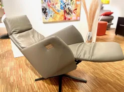 Contur Relaxsessel|Relaxsessel Positano Medium Semianilinleder Lava Grau Kreuzfuß Schwarz Bedienelement Edelstahl