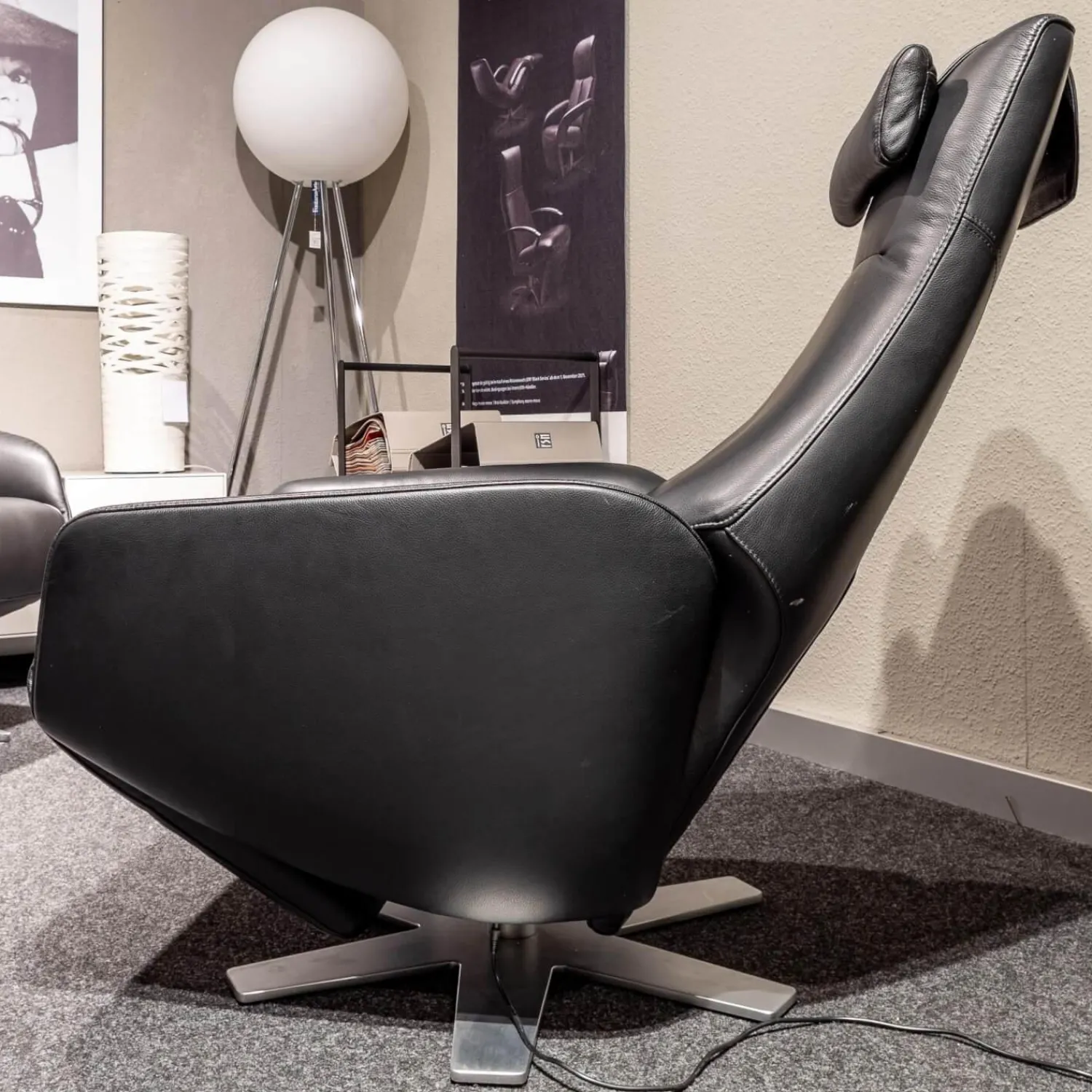 FSM Relaxsessel|Relaxsessel Skye Leder K99 Black 6-Stern Elektro Drehgestell Perlglanz Verchromt