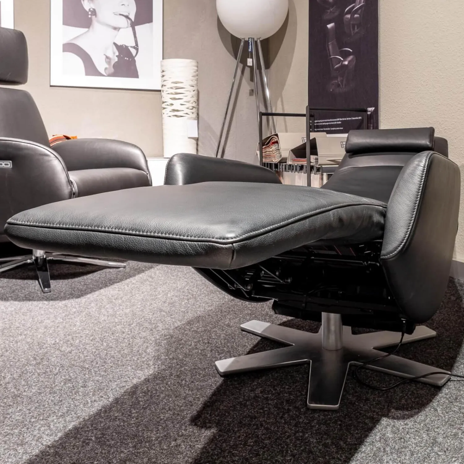 FSM Relaxsessel|Relaxsessel Skye Leder K99 Black 6-Stern Elektro Drehgestell Perlglanz Verchromt